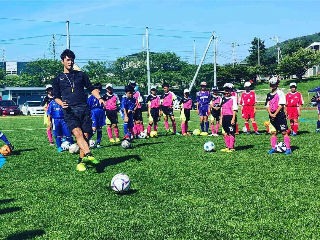 巻誠一郎さんのインスタグラム写真 - (巻誠一郎Instagram)「今日は北海道、松前町で松前サッカー教室を吉原宏太さんと！  初めての地でのサッカーでしたが、子供たちの素直さと真剣さが印象的でした。 ついつい僕も熱が入ってしまいましたが、ホントに暑い中でしたが、吉原さんがオーバーヘッド見せてくれたりと、みんなで楽しくサッカー出来ました！ 俺はもうちょい練習しよ...w  このサッカー教室の前後には募金活動までしていただきました。 有難うございます！  前日から松前町へ泊まりましたが、景色最高だし、食べ物美味しいし、温泉良かったし、矢野旅館の皆さん温かくて素晴らしかったです☆  #松前町 #松前サッカー教室 #サッカースクール #吉原宏太コーチ #巻誠一郎 #もうちょい練習しよう」9月8日 17時13分 - makiseiichiro9