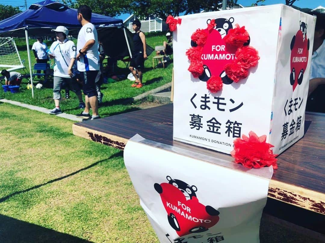 巻誠一郎さんのインスタグラム写真 - (巻誠一郎Instagram)「今日は北海道、松前町で松前サッカー教室を吉原宏太さんと！  初めての地でのサッカーでしたが、子供たちの素直さと真剣さが印象的でした。 ついつい僕も熱が入ってしまいましたが、ホントに暑い中でしたが、吉原さんがオーバーヘッド見せてくれたりと、みんなで楽しくサッカー出来ました！ 俺はもうちょい練習しよ...w  このサッカー教室の前後には募金活動までしていただきました。 有難うございます！  前日から松前町へ泊まりましたが、景色最高だし、食べ物美味しいし、温泉良かったし、矢野旅館の皆さん温かくて素晴らしかったです☆  #松前町 #松前サッカー教室 #サッカースクール #吉原宏太コーチ #巻誠一郎 #もうちょい練習しよう」9月8日 17時13分 - makiseiichiro9