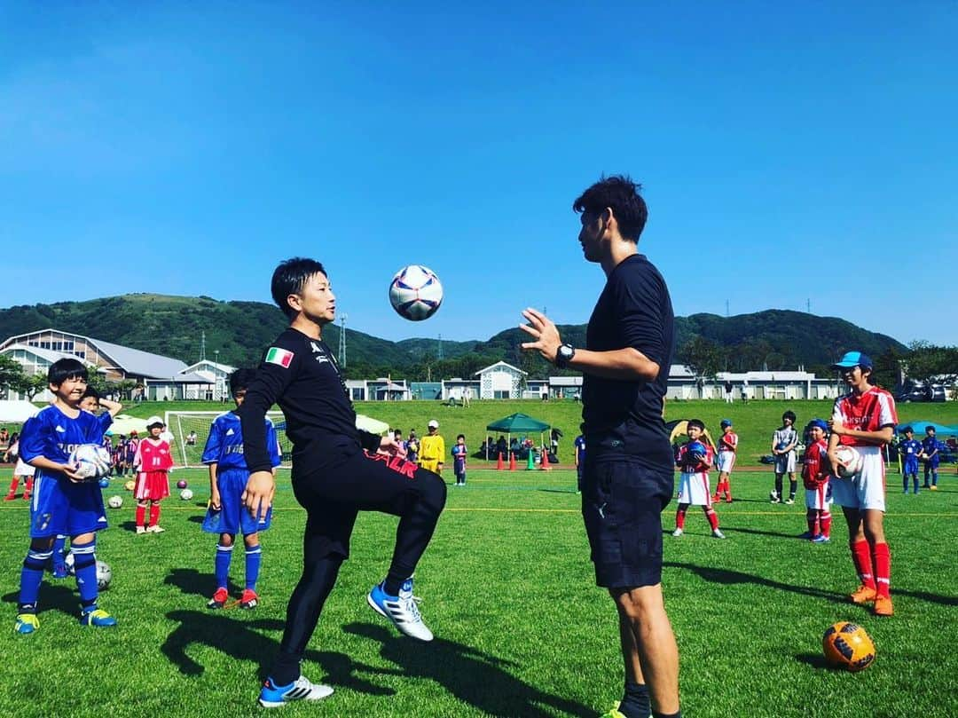 巻誠一郎さんのインスタグラム写真 - (巻誠一郎Instagram)「今日は北海道、松前町で松前サッカー教室を吉原宏太さんと！  初めての地でのサッカーでしたが、子供たちの素直さと真剣さが印象的でした。 ついつい僕も熱が入ってしまいましたが、ホントに暑い中でしたが、吉原さんがオーバーヘッド見せてくれたりと、みんなで楽しくサッカー出来ました！ 俺はもうちょい練習しよ...w  このサッカー教室の前後には募金活動までしていただきました。 有難うございます！  前日から松前町へ泊まりましたが、景色最高だし、食べ物美味しいし、温泉良かったし、矢野旅館の皆さん温かくて素晴らしかったです☆  #松前町 #松前サッカー教室 #サッカースクール #吉原宏太コーチ #巻誠一郎 #もうちょい練習しよう」9月8日 17時13分 - makiseiichiro9