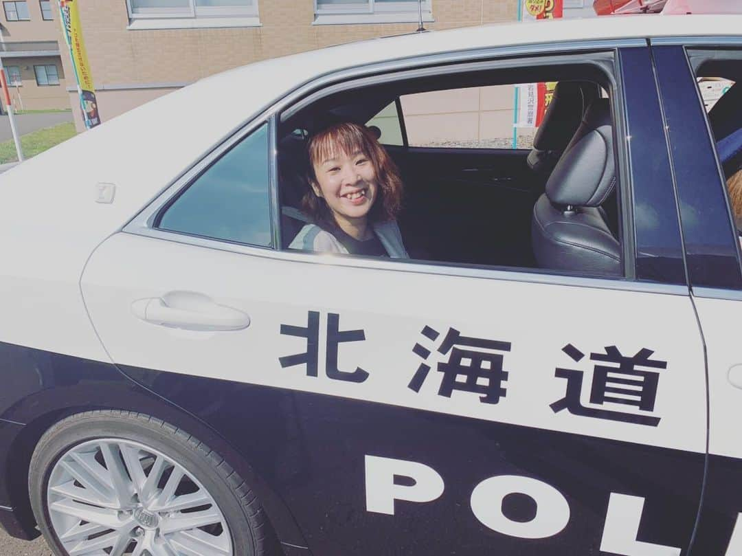 Megumiさんのインスタグラム写真 - (MegumiInstagram)「パトカーに乗る🚔  ドライバーはManami(まなみ)嬢 私の立場は‼️ ‪9/8（日）第35回 月形矯正展 より‬ ‪#矯正展 #月形刑務所 #月形町 #北海道‬‬ ‪#paix2 #ぺぺ #ペペ‬」9月8日 17時17分 - paix2megumi