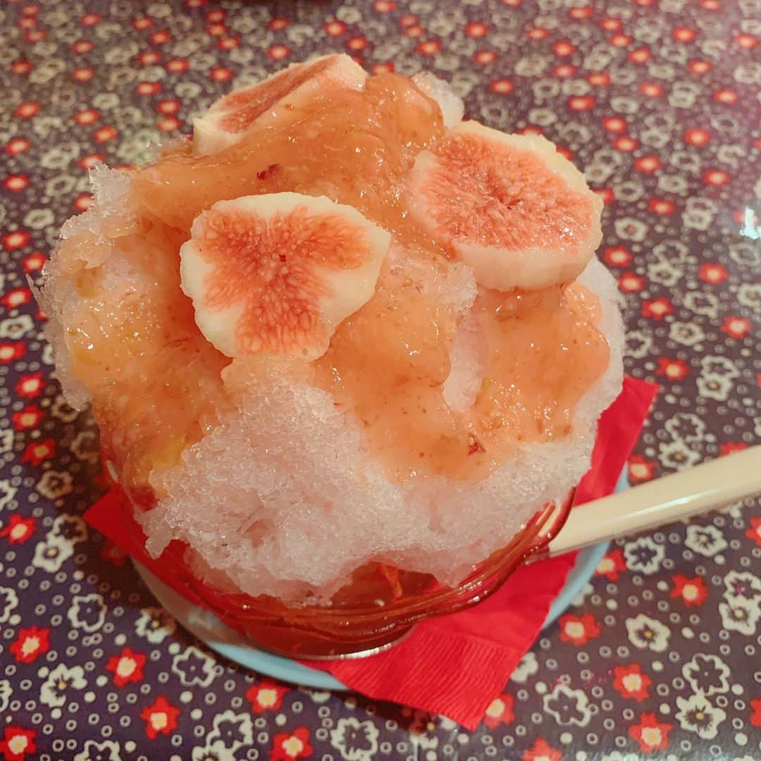 くまみきさんのインスタグラム写真 - (くまみきInstagram)「この前かき氷で夏を締めてきた🍧💗 だけどまだまだ暑いね〜🌞 この夏はイチジクにハマってなにかとイチジク味選んで食べてたなぁ〜🤤💗 イチジク好きすぎるからイチジクの香りの香水探そうと思うんだけど香水ってどこがおすすめ🥺？ #かき氷 #イチジク #ピヨトトシャ」9月8日 17時18分 - kumamiki