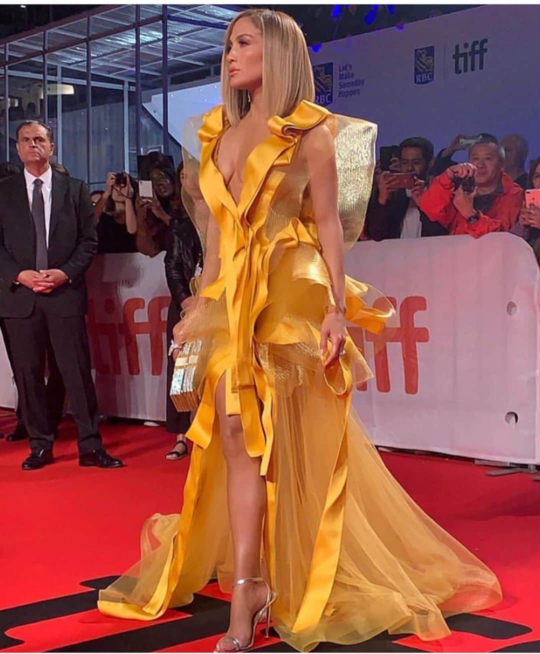 イネス・リグロンさんのインスタグラム写真 - (イネス・リグロンInstagram)「Miss Jennifer Lopez in an extraordinaire gown by @maisonyeya **swipe to see other fabulous designs of the designer.」9月8日 17時29分 - inesligron