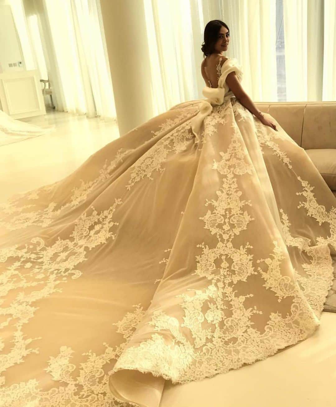 イネス・リグロンさんのインスタグラム写真 - (イネス・リグロンInstagram)「Miss Jennifer Lopez in an extraordinaire gown by @maisonyeya **swipe to see other fabulous designs of the designer.」9月8日 17時29分 - inesligron
