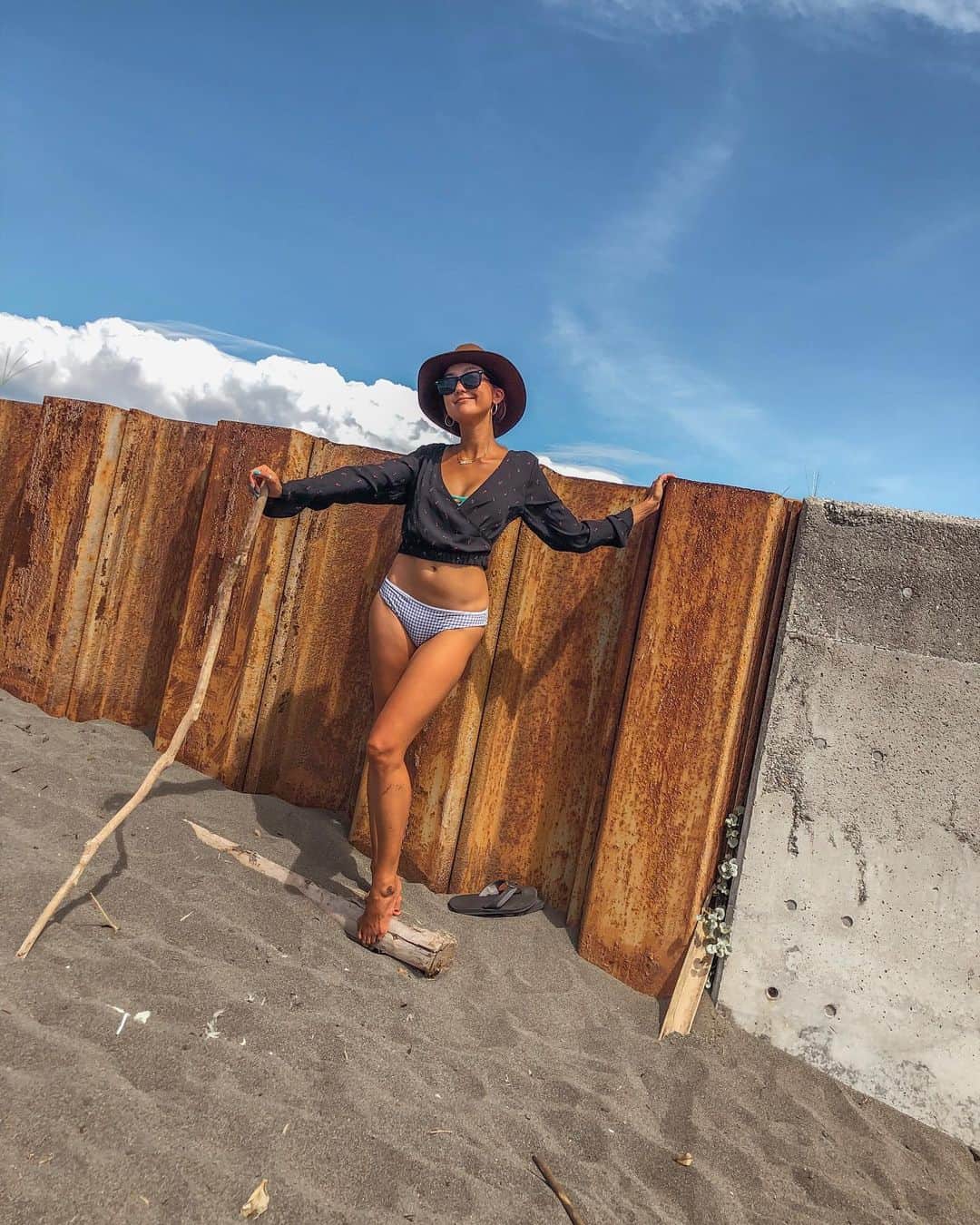 堀舞紀さんのインスタグラム写真 - (堀舞紀Instagram)「🍧 . . . 大丈夫だった まだ夏だった . . . . #stillsummer !!! #beachstyle #beaches  #sandy feet everyday🍒🍒🍒 #haneypresets」9月8日 17時23分 - mainohori