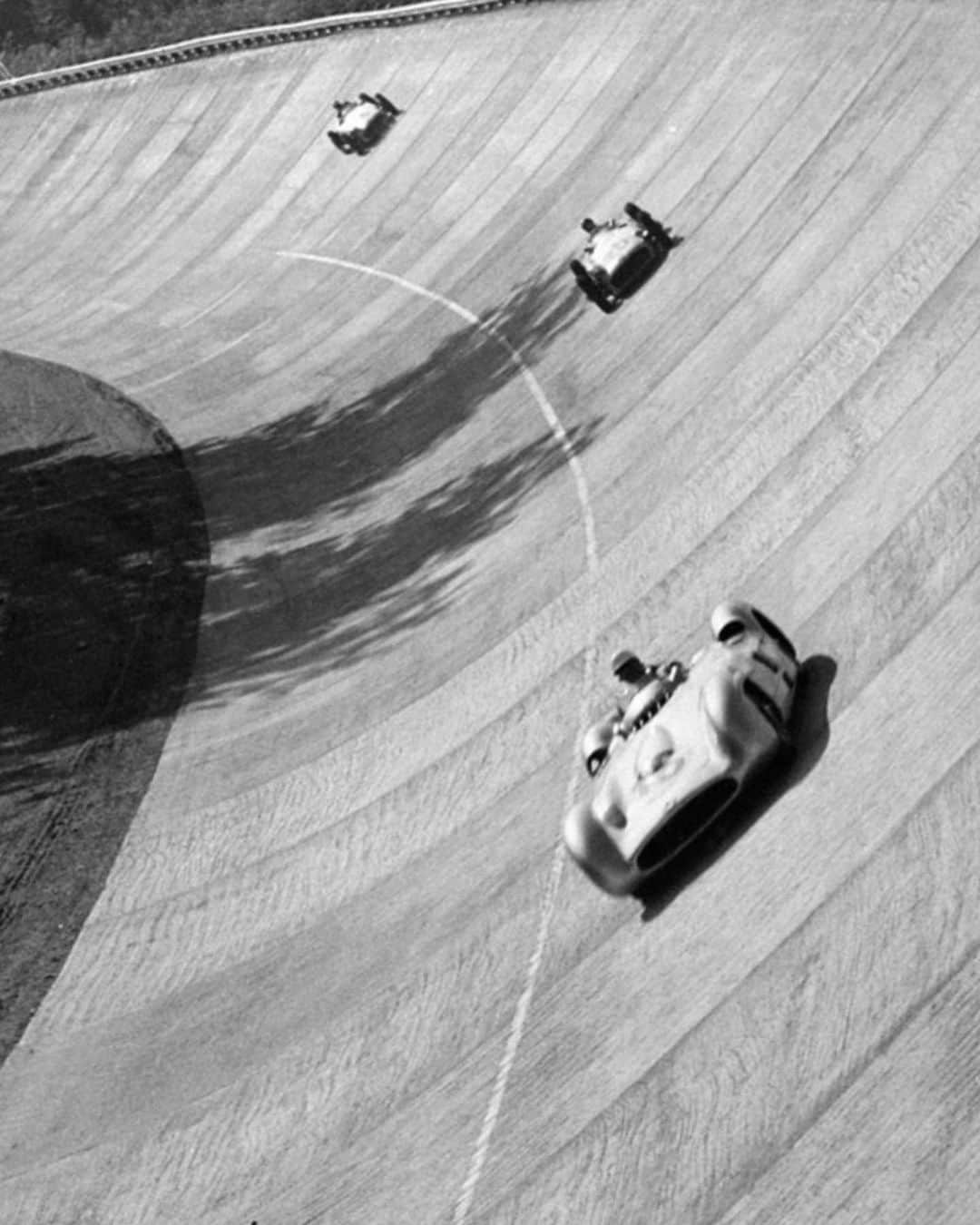 ニコ・ロズベルグさんのインスタグラム写真 - (ニコ・ロズベルグInstagram)「Crazy Guys in the 50s. 270kph on this Monza Banking. Swipe across to see Fangio....」9月8日 17時26分 - nicorosberg