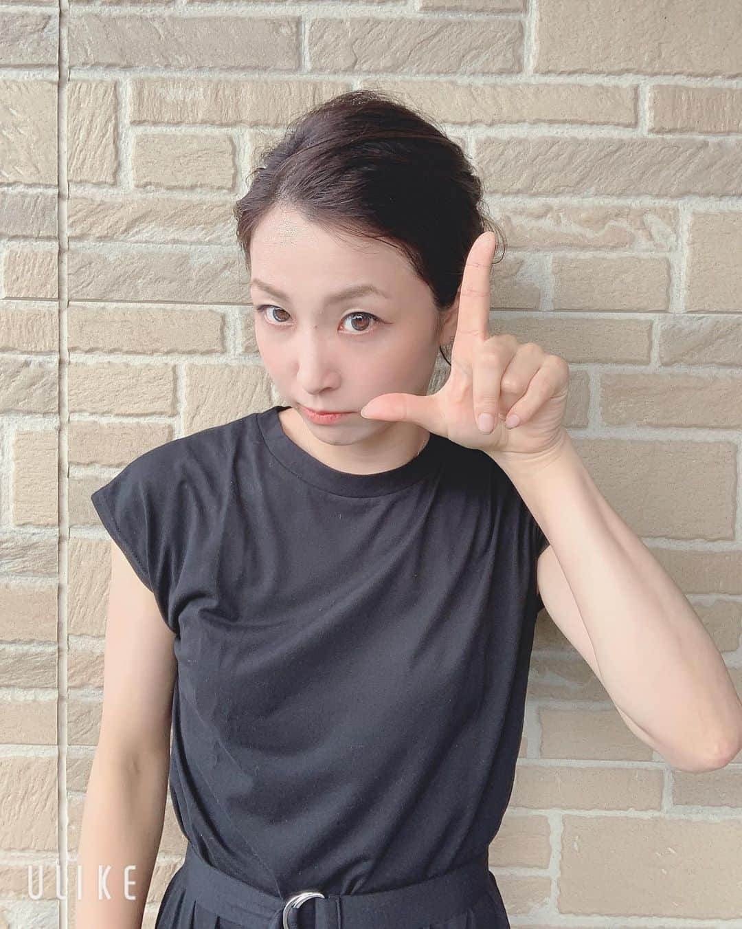 佐藤あり紗さんのインスタグラム写真 - (佐藤あり紗Instagram)「. . . 先日投稿したものの 第1選抜👆🏽👆🏽👆🏽 . . 👆🏽のポーズするとき どやりがち。 . . #リガーレポーズ #リガーレ仙台 #勝手に私が考えた 笑 #この前のバレー教室で氷鬼して #固まった子はリガーレポーズする？ #って案だしたら #きいに、かっこ悪いかっこ悪いって #発言にかぶさるようなスピード却下された笑笑 #佐藤あり紗私服 #私服 #ファッション #ファッションコーデ #メイク #ヘアーアレンジ #髪型 #バレーボール #バレー教室 #トークショー #イベント #佐藤あり紗」9月8日 17時29分 - arisa_chu