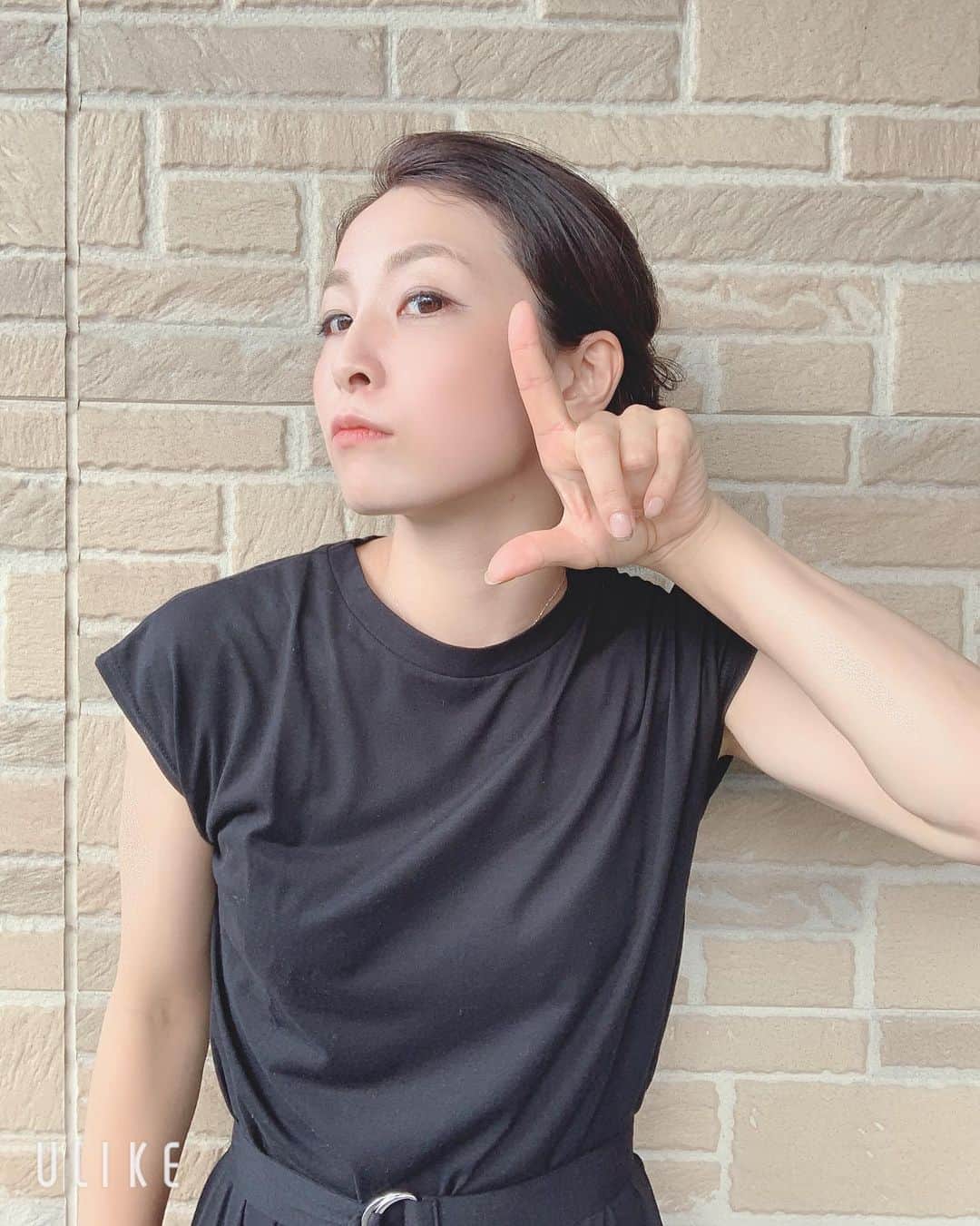 のインスタグラム：「. . . 先日投稿したものの 第1選抜👆🏽👆🏽👆🏽 . . 👆🏽のポーズするとき どやりがち。 . . #リガーレポーズ #リガーレ仙台 #勝手に私が考えた 笑 #この前のバレー教室で氷鬼して #固まった子はリガーレポーズする？ #って案だしたら #きいに、かっこ悪いかっこ悪いって #発言にかぶさるようなスピード却下された笑笑 #佐藤あり紗私服 #私服 #ファッション #ファッションコーデ #メイク #ヘアーアレンジ #髪型 #バレーボール #バレー教室 #トークショー #イベント #佐藤あり紗」