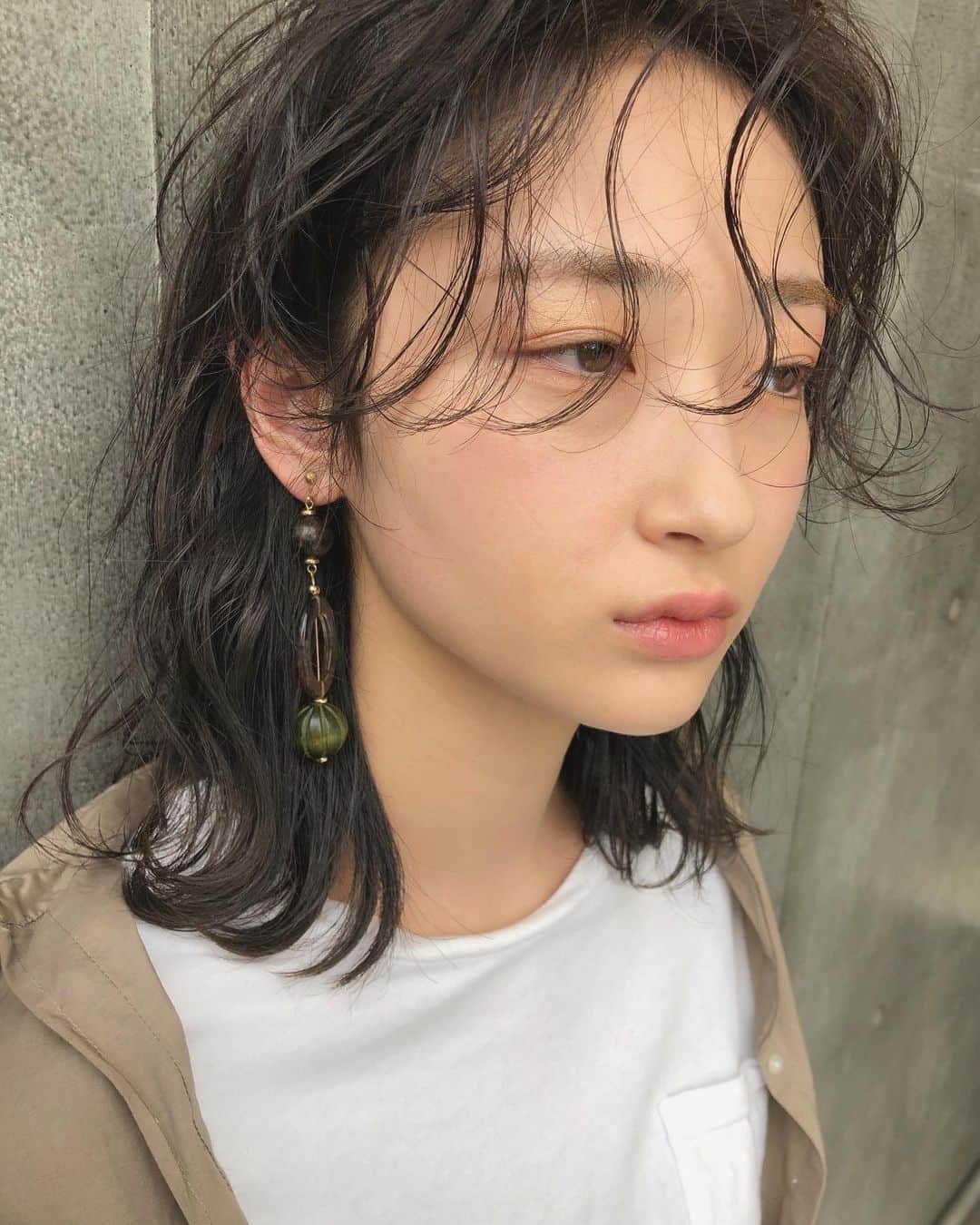 カワシリアツシのインスタグラム：「顔まわりもしっかりパーマ◎ ・ ・ ・オリジナル配合で他にはできないカラー ・◎ ・ ・退色が気になるブリーチカラー用に ・3週間以内のメンテナンスメニューもご用 ・意してます☺︎ ・ ・大切な髪の毛を髪質やダメージレベルに ・合わせ丁寧にブリーチ・カラーいたしま ・す☺︎ ・ ・ブリーチの回数がわからない。 ・料金が気になる。 ・なんでもご気軽にご相談ください😊 ・ ・ご予約やご相談はDM・LINE・NETより ・お待ちしております。 ・ ・ ・  #アディクシー #イルミナカラー  #外国人風カラー #ミニボブ #切りっぱなしボブ #ハイライト #外ハネ #グラデーション #ベージュ#ポートレート #Wカラー #ストキュア #美容学生 #撮影 #ウルフヘア #ウルフカット  #ショートヘア #グレージュ  #ブルージュ #ブリーチ #portrait #フィルムカメラ #hairstyle #ショートカット #haircolor #ハイトーン #데일리룩 #时尚 #แฟชั่น#デジキュア」