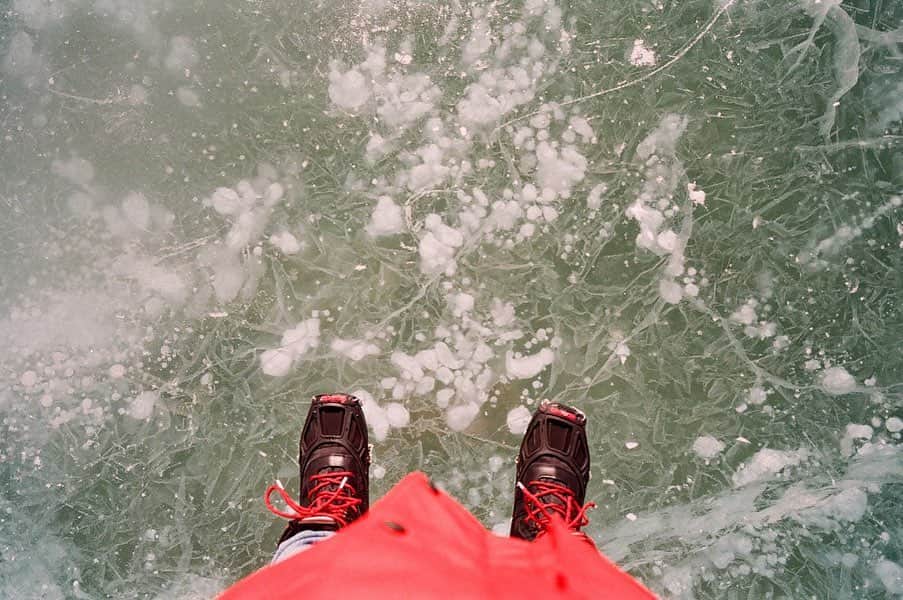 甲斐まりかさんのインスタグラム写真 - (甲斐まりかInstagram)「Behind the scenes in Canada⛄️ カナダでのオフショットをちょこちょこ載っけようかなっと思い、第一弾。 写真で私が寝そべっているのは凍っているアブラハム湖。ここでは冬にしかみられない珍しいアイスバブルという自然現象が起きるが、これがまた天気との勝負。運良く、風もなく晴れてたっぷり撮影できました！ アイスバブルは、湖の底から発するメタンガスが気泡になって凍ってできたもの。なんて神秘的。ちなみに、凍ってると分かってても湖の上を歩くのは少しドキドキするよ。」9月8日 17時46分 - mari_ka95