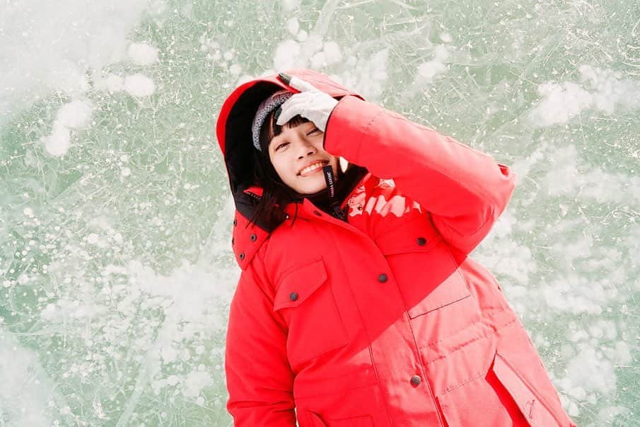 甲斐まりかさんのインスタグラム写真 - (甲斐まりかInstagram)「Behind the scenes in Canada⛄️ カナダでのオフショットをちょこちょこ載っけようかなっと思い、第一弾。 写真で私が寝そべっているのは凍っているアブラハム湖。ここでは冬にしかみられない珍しいアイスバブルという自然現象が起きるが、これがまた天気との勝負。運良く、風もなく晴れてたっぷり撮影できました！ アイスバブルは、湖の底から発するメタンガスが気泡になって凍ってできたもの。なんて神秘的。ちなみに、凍ってると分かってても湖の上を歩くのは少しドキドキするよ。」9月8日 17時46分 - mari_ka95