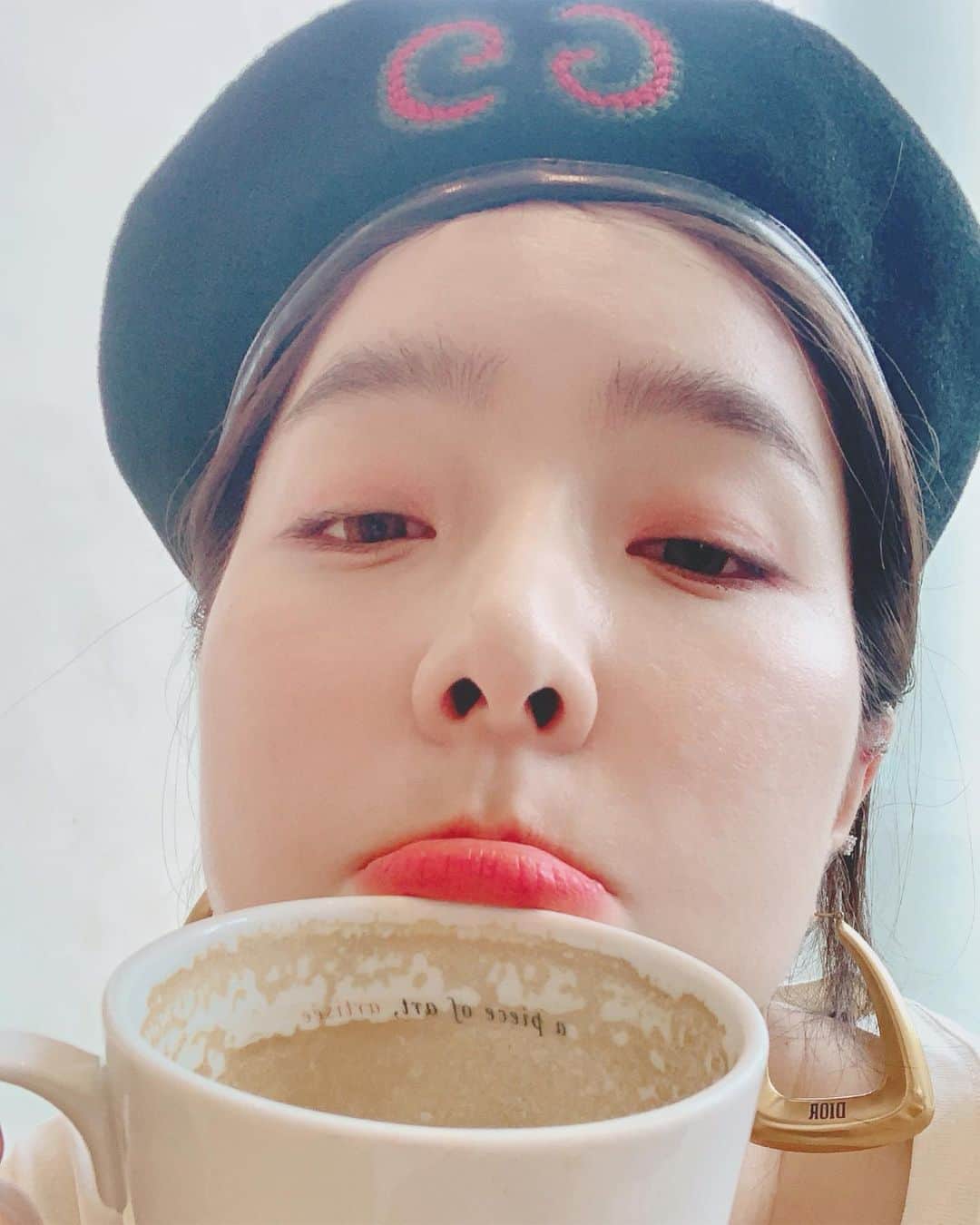 のインスタグラム：「_* 빼꼼모드 😯🥴 . . #queengsnap」