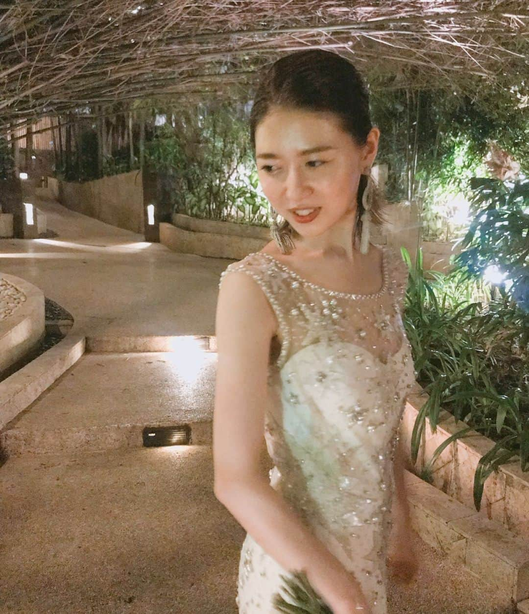 土田瑠美さんのインスタグラム写真 - (土田瑠美Instagram)「Abaca Boutique&Resortでの昨夜のヘア。  ボブヘアをウエットにオールバックにし、シルバーピンでタイトに外はねに。  花嫁さまと @youa.dressstylist  とトータルでコーディネイトを考えていくのが楽しかった！ "abaca boutique &resortweddingお問い合わせは @youa.dressstylist  まで" (年内までの受付) ☑︎ Hiroto & Saika Wedding Experience  Location : Abaca Boutique Resort . Flowers : First of April . Planner : YouA . Hair&Make-Up : Rumi . Photo : Karlo . Music : Quartet ( Sax / Piano / base / vilion) . WC : Yoshiko&Miki . . . . . . . ☑︎ abaca boutique resort Guest : 40名(Ceremony& Cocktail party)  24名(reception) . #セブウェディング #結婚式 #写真  #スタイリング #海外挙式 #リゾートウェディング #abaca  #weddingdress #weddingphotography  #dress #cebu #cebuweddings #cebuwedding  #weddingdress #wedding  #ハネムーン」9月8日 17時42分 - ru0711