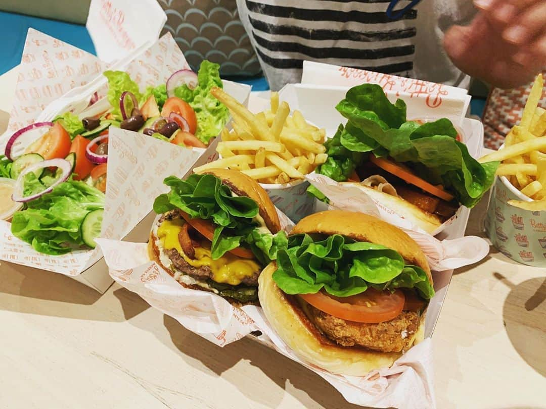 馬淵優佳さんのインスタグラム写真 - (馬淵優佳Instagram)「Betty’s Burgers🍔  初めて食べた時感動した🥺 パンが甘くてふわふわで片面焼いてあるからサクッともしてて…とにかく美味💕 #australia#goldcoast#bettysburgers」9月8日 17時44分 - mabu0205