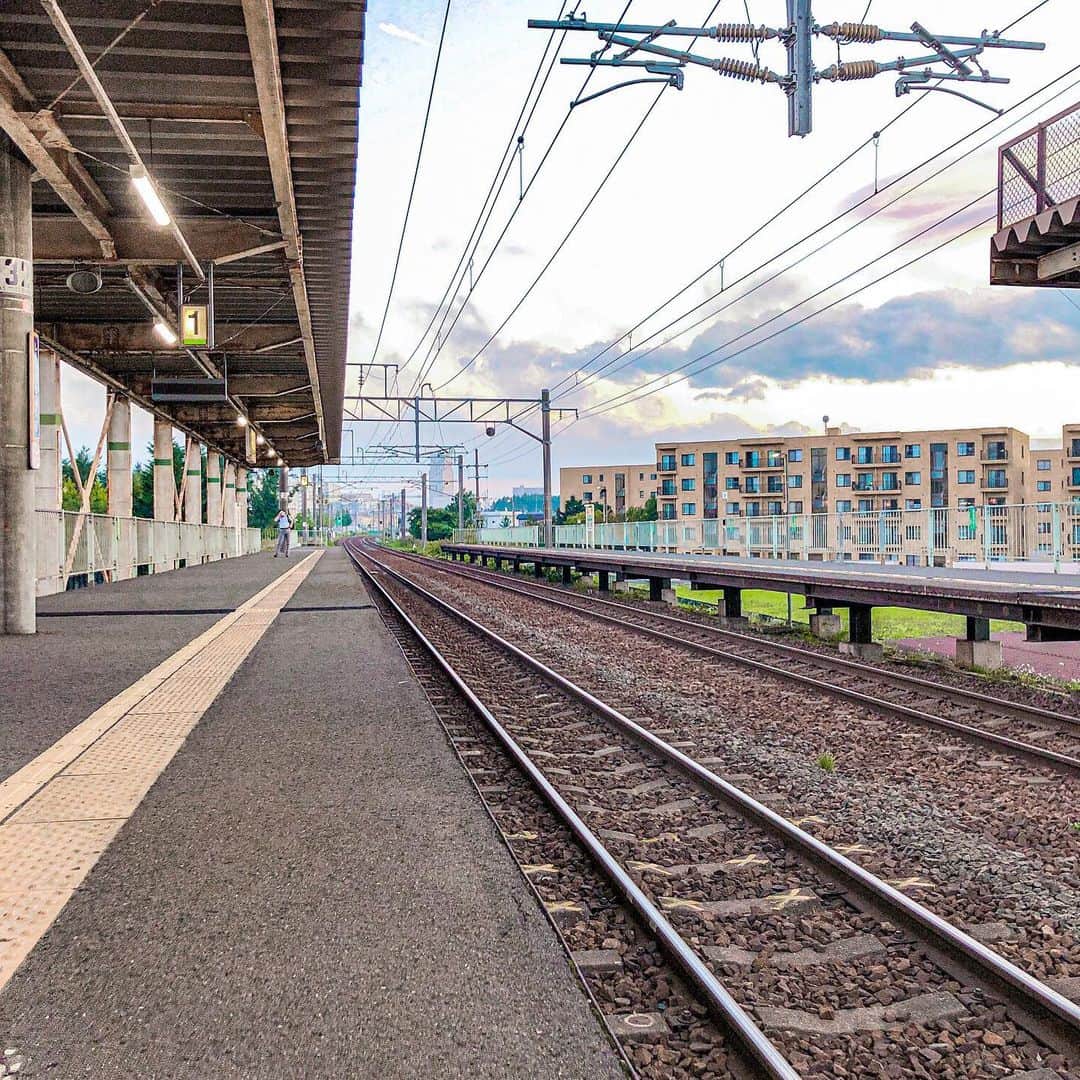 おのだまーしーのインスタグラム：「【北海道あるある①】電車が全然こない👍 #北海道」