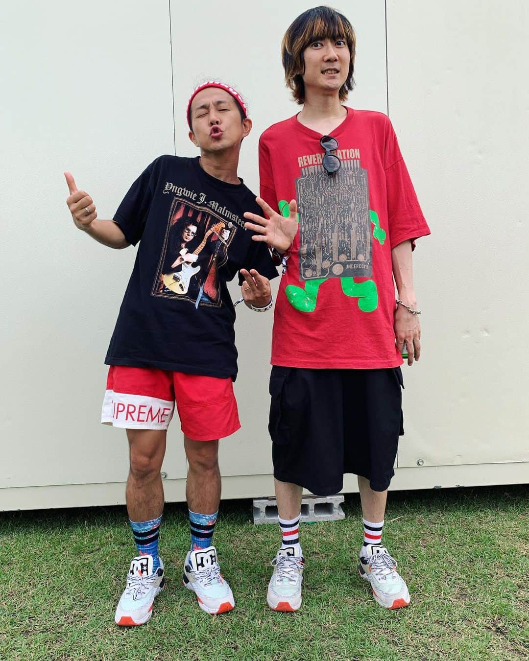 Kuboty のインスタグラム：「とれじゃーーーー！！！！！ ﻿ ﻿ ブルエン江口とスニーカーをお揃いにしました、黒と赤を基調にした装いもいいと思います。﻿ ﻿ #totalfat﻿ #blueencount ﻿ #dcshoecousa ﻿ #miharayasuhiro﻿ #treasure05x」