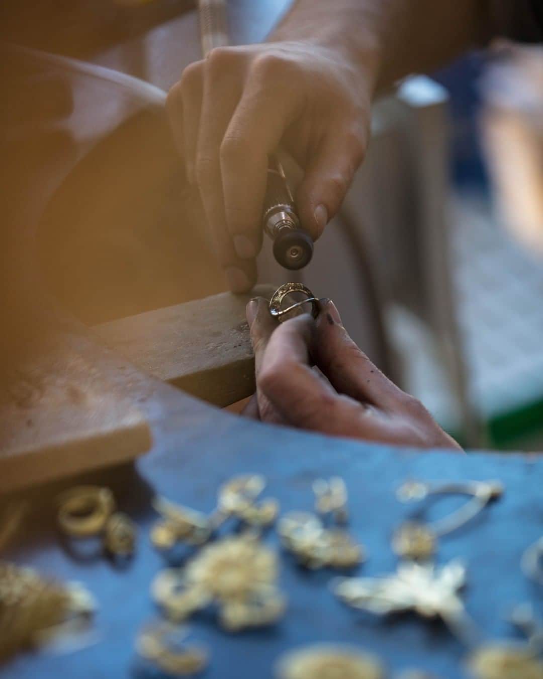 グーセンス パリのインスタグラム：「Making of an "Ecume" ring. . . #📸 by @mathieu.bonnin . . #Goossens #ring #ecume #workshop #yellow #gold #brass」