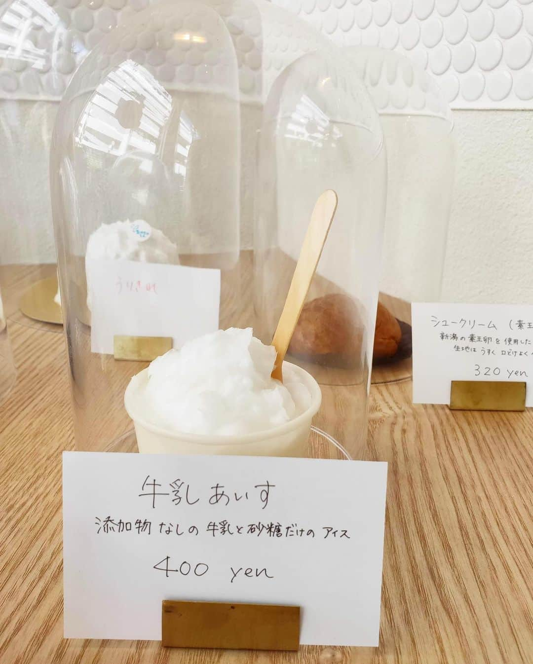 伊藤春香さんのインスタグラム写真 - (伊藤春香Instagram)「旦那がこの間食べて﻿ 「美味しすぎて感動した！」﻿ と言っていたお店に﻿ 連れて行ってくれました☺️﻿ ﻿ （ケーキの生クリームが﻿ 衝撃的にフレッシュだったらしい）﻿ ﻿ 残念ながらおめあてのケーキは﻿ すでに売り切れだったんだけど、﻿ 他の商品は全部買ってきて、家で試食。﻿ ﻿ どのお菓子も﻿ 素材を大事にしていて、﻿ 説明書きを読みながら﻿ 舌の奥でゆっくり味わって…﻿ ﻿ プリンの優しさに体中がとけた。﻿ ﻿ 9/4に出来たばかりのお店だそう。﻿ 次こそはケーキ食べたい…！﻿ ﻿ #おかしやうっちー﻿ #お菓子部 #北参道 #千駄ヶ谷 #ケーキ﻿ #ケーキ屋 #お菓子 ﻿ ﻿ ﻿」9月8日 17時57分 - ha_chu