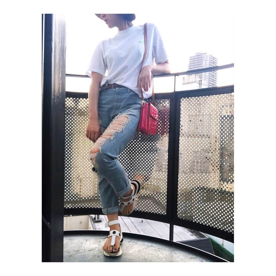 宇田恵菜さんのインスタグラム写真 - (宇田恵菜Instagram)「Outfit. Tops→MSGM shoes→Pierre Hardy Denims→AULA bag→Vuitton  belt→Aula 夏も終わるけん最後に夏夏を着尽くしていこ🥰✨ 明日明後日は36度だって☀️ ピエールアルディの靴は履きやすくて大胆で夏はよく履いているよ✨ ---------------------------------- #outfit #コーデ #黒髪 #blackhair #コーディネート #Japanese #お出かけ #シンプルコーデ #恵菜コーデ  #お出掛けコーデ  #セントラル #アウラ #aula #msgm #pierrehardy #フランス製  #本革 #ピエールアルディ」9月8日 17時58分 - ena2727