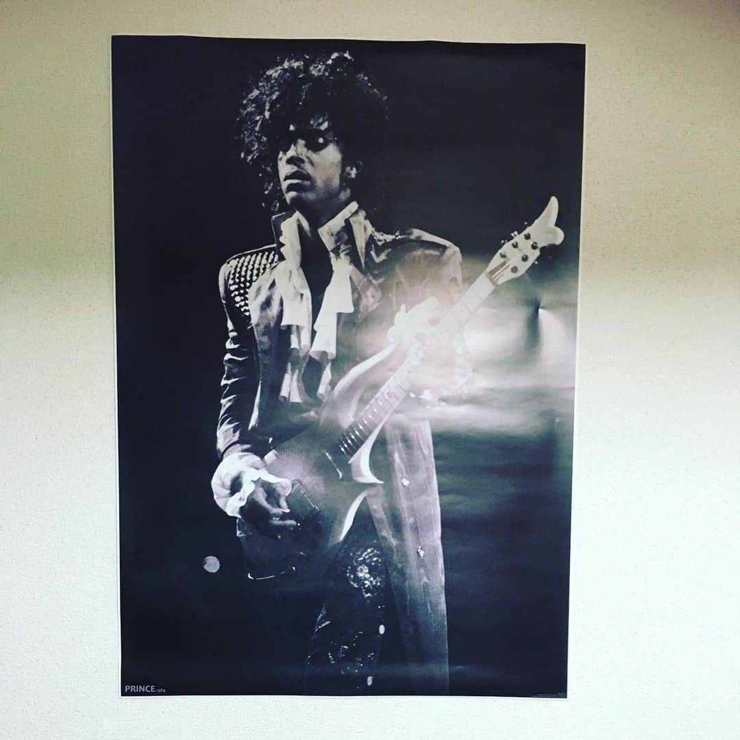 斉藤伸也さんのインスタグラム写真 - (斉藤伸也Instagram)「士気を高めるためにポスターを貼った  #prince #npg #paisleypark #Minneapolis #4U」9月8日 17時59分 - shytoshinya