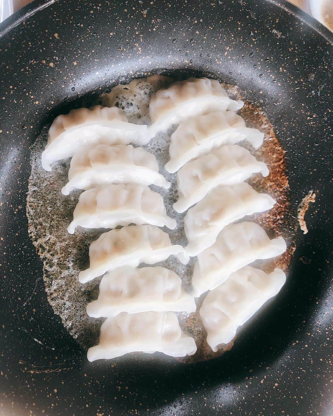 渡辺梨夏子さんのインスタグラム写真 - (渡辺梨夏子Instagram)「🥟日曜日はギョウザ曜日🥟  両国駅のギョウザステーションに行ってきました‼︎普段は使われていない臨時ホームで、電車を横目にビールと餃子🍺自分で焼いて、調味料いろいろ試すのも楽しかった〜今日は、台風に備えて早めに帰宅です。みなさんもお気をつけて⚠️ #ギョウザステーション  #餃子ステーション #両国駅#両国#3番ホーム」9月8日 17時59分 - riiiico462