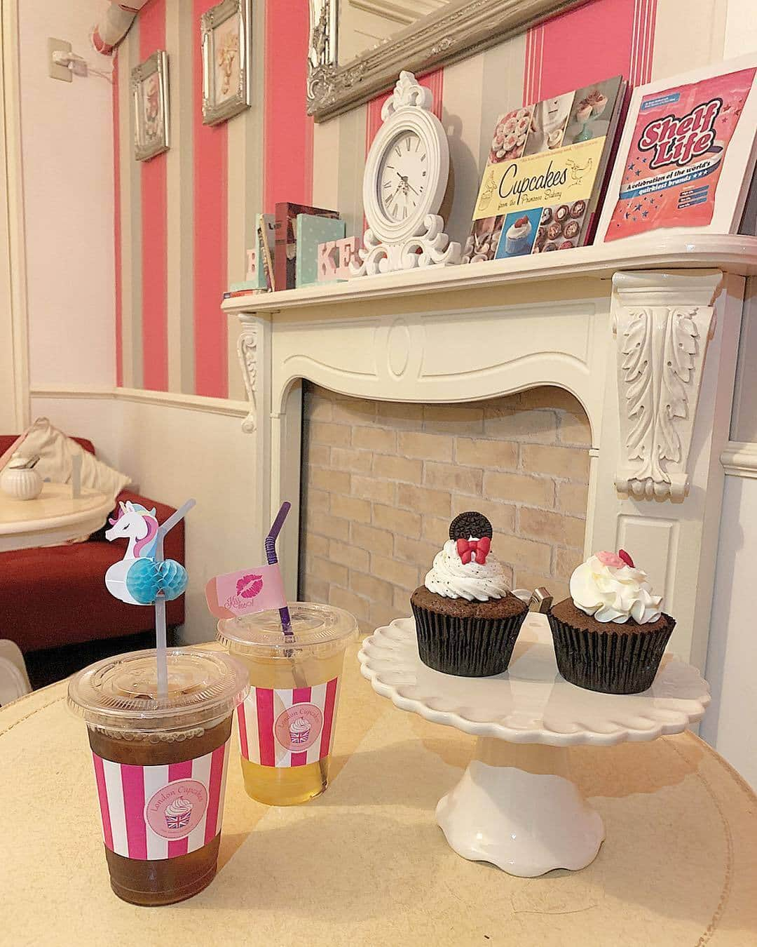 MERYさんのインスタグラム写真 - (MERYInstagram)「. 名古屋市にある『London Cupcakes（ロンドン カップケーキ）』では、とんでもなくキュートなカップケーキがいただけるんだそう♡ 見た目が可愛いだけでなく、本場ロンドンのカップケーキを再現しているのでお味も本格的なんです！ ピンクに囲まれた乙女心をくすぐる店内や外観もステキなのでぜひ足を運んでみてくださいね。 . MERYでは他にも「かわいい」に近づくさまざまな情報を発信しています。 @mery.beauty コスメ・美容に特化した情報をお届け♡ @mery_spot 話題のカフェやお出かけスポットをご紹介！ こちらもぜひチェックしてみてください！ . . photo by @aoiii0906 . #MERY #regram #nagoyacafe #cupcake #londoncupcakes #먹스타그램 #카페스타그램 #카페 #냠냠 #ロンドンカップケーキ #名古屋カフェ #カップケーキ #名古屋スイーツ #名古屋旅行 #愛知カフェ #愛知旅行 #ピンクカフェ #紅茶 #名古屋グルメ #愛知グルメ #ロンドン #フォトジェニック #インスタ映え #おしゃれカフェ #カフェ活 #カフェ巡り #カフェ好きな人と繋がりたい #お洒落さんと繋がりたい #MERY女子 #メリー」9月8日 18時00分 - mery.jp