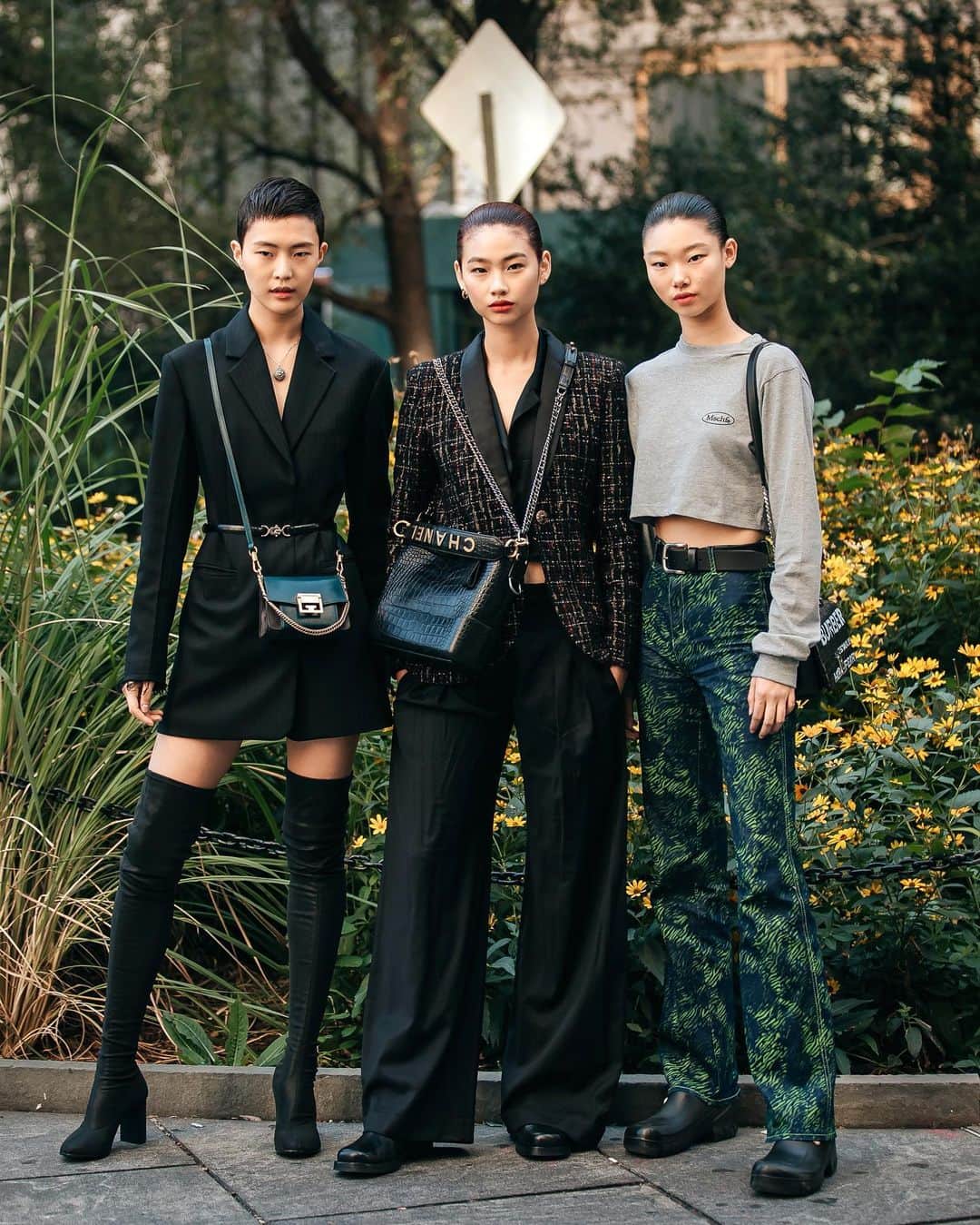 가로수길 , Seoulのインスタグラム：「NYFW Street Fashion Style 📸 @jaylim1  한국의 자랑 . . #写真 #outfitideas #styleoftheday #ファッション #フォトグラファー #instafashion #파리 #東京 #서울패션위크 #sfw #오오티디 #nyc #koreafashion #패션그램 #womenswear #nyfw #데일리그램 #outfit #ootd #street #streetfashion #streetphoto #가로수길 #이태원 #사진 #스트릿패션 #모델 #wiwt #nyfw #pfw」