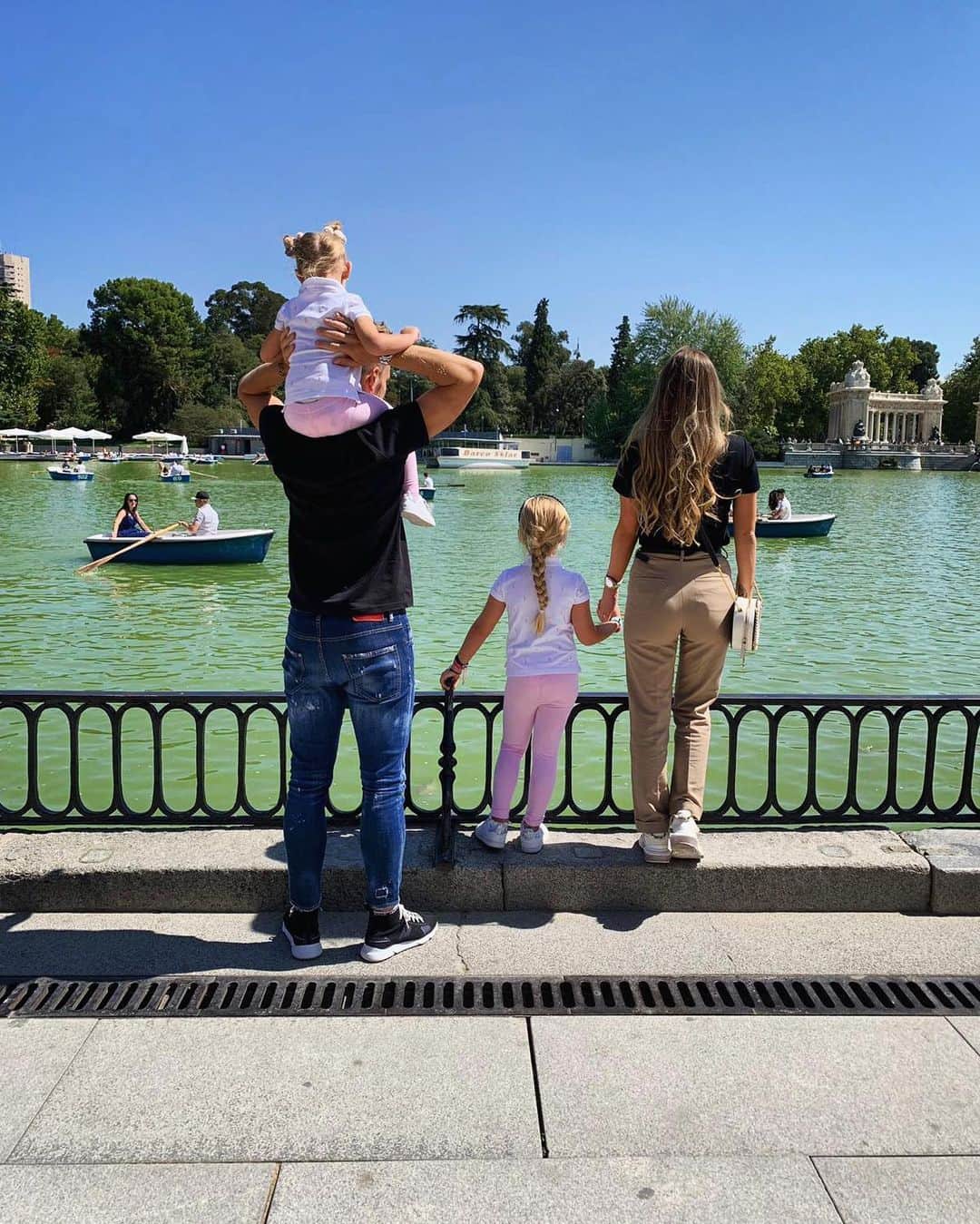 イヴァン・ラキティッチのインスタグラム：「👨‍👩‍👧‍👧❣️ #lafamiliaunidajamásserávencida @raquel_mauri」