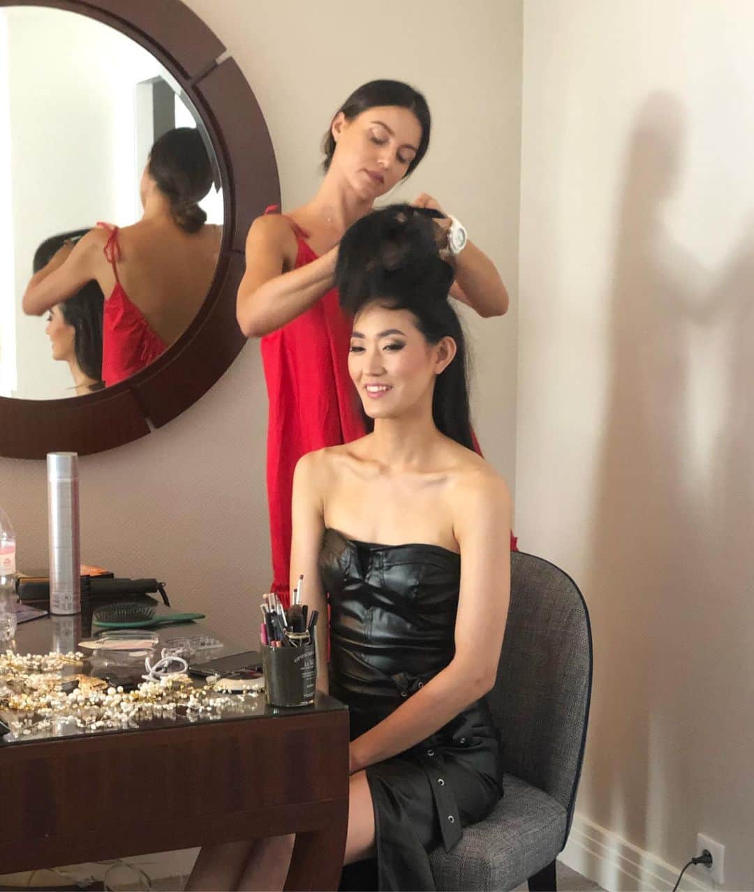 salon de Langeさんのインスタグラム写真 - (salon de LangeInstagram)「今回 このチャンスをくれたのは  大好きな友達  Kico のおかげ。 @kicohayashida  日本のネイルを 世界に伝えたい！  その想いを 形にしてくれました。  そして、この大会に向けて Kico は 何ヶ月も前から準備をして 練習をして… 2歳の子供がいながらの両立。  子供の体調で予定が崩れたり 悩んだりしながらも  モナコに向けて 努力をしてきた Kico♡  母として女性として心から尊敬します♡  色々知ってるからこそ 込み上げてくる想いが 相当大きくって Kicoのステージは 涙が止まらなかった。  ぁぁ…思い出すと今でも泣きそう。  努力してる女性は綺麗。  最高にカッコいい！！！ . . これからも一緒に お互いの夢、実現させていきたいな。  Kico ❤️ありがとう！！！ . .  @kicohayashida  @misstheglam」9月8日 18時05分 - mina_koyama