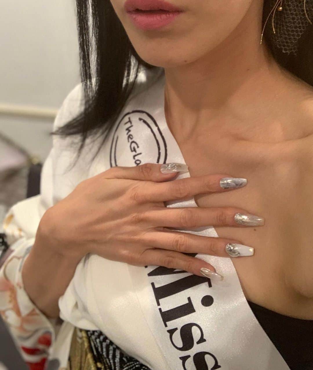salon de Langeさんのインスタグラム写真 - (salon de LangeInstagram)「今回 このチャンスをくれたのは  大好きな友達  Kico のおかげ。 @kicohayashida  日本のネイルを 世界に伝えたい！  その想いを 形にしてくれました。  そして、この大会に向けて Kico は 何ヶ月も前から準備をして 練習をして… 2歳の子供がいながらの両立。  子供の体調で予定が崩れたり 悩んだりしながらも  モナコに向けて 努力をしてきた Kico♡  母として女性として心から尊敬します♡  色々知ってるからこそ 込み上げてくる想いが 相当大きくって Kicoのステージは 涙が止まらなかった。  ぁぁ…思い出すと今でも泣きそう。  努力してる女性は綺麗。  最高にカッコいい！！！ . . これからも一緒に お互いの夢、実現させていきたいな。  Kico ❤️ありがとう！！！ . .  @kicohayashida  @misstheglam」9月8日 18時05分 - mina_koyama