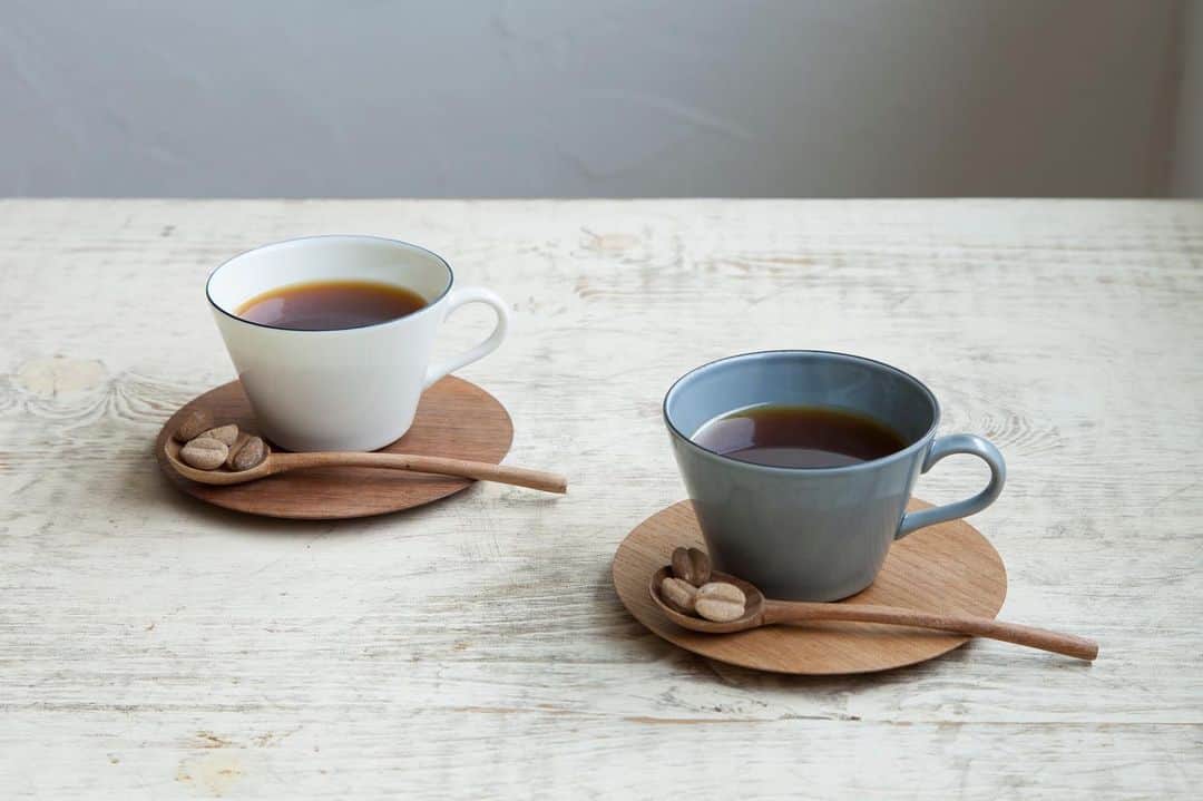 cafe_no_maのインスタグラム：「cafenoma original coffee cups☕️ . 【４刷記念特別価格クーポン】 拙著「最高の暮らしを楽しむ住まいのレシピ」の再々重版(第4刷)を記念して、カフェノマ オンラインストアでご利用いただける期間限定の特別割引クーポンをご用意いたしました！本日からご利用いただけます。この機会にぜひご利用ください。  対象 書籍を除くすべての商品 価格 15%オフ 期間 9月8日〜22日 〜 クーポンのご利用方法 〜 プロフィールリンクをクリックしてそのまま購入手続きに進むと、クーポン価格が適用されます。PCやその他方法でご利用いただく場合は、ご購入手続きに進んだあと、ディスカウントコード入力欄に、次のコードを入力してください。  ディスカウントコード Y0C93GQXNEQK  #cafenomacup1st」