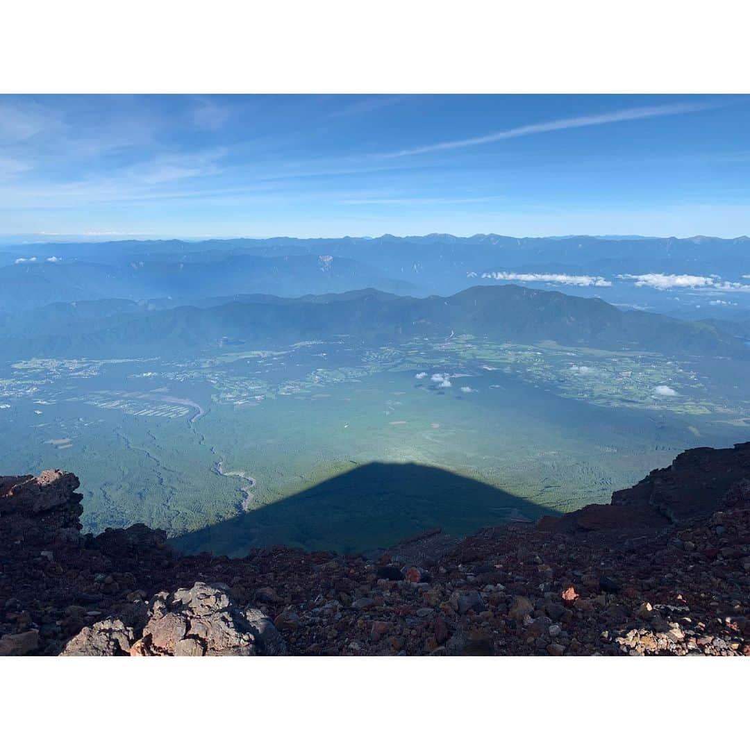 長谷川朋加さんのインスタグラム写真 - (長谷川朋加Instagram)「＊ 【 絶景の富士登山その2 】 ＊ 御来光を見た後はお鉢巡り🏃‍♀️ 富士山の頂上、剣ヶ峰にも🤤 ＊ 頂上までの道のりの急傾斜『馬の背』は 砂地で滑るし今まで登った坂で 1番きつかった😳けど1番面白かった🤑 ＊ お鉢巡りは次から次へと 絶景に出会えるので面白すぎる！ 徹夜だったのですきあらば 立ち寝をしていたワタシ😴 ＊ お鉢巡りの後は 仮眠を取るために岩の上で雑魚寝😴 1時間くらいスヤァー。 みんなで熟睡してた🤤良きおもひで🤤 熟睡集合写真が1番のお気に入り。 ＊ ゴツゴツした岩の感触が忘れられない笑 ＊ #やりたい事は全部やる #全力前向き前のめり #走るの大好き #running #instarunner #runhappy #runninggirl #ランニング #ジョギング  #マラソン #トレーニング #筋トレ女子  #ワークアウト #ランナー #アナウンサー #ラナウンサー #福島テレビ #福島  #ig東北ランナーズ #富士山 #富士登山 #トレイルランニング #登山 #御来光  #富士山頂 #絶景 #お鉢巡り」9月8日 18時07分 - hasegawatomoka