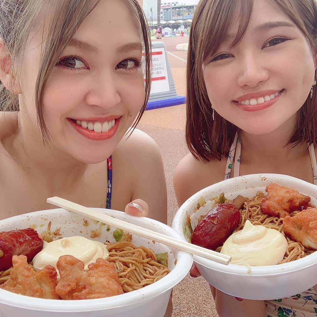 夏希リラさんのインスタグラム写真 - (夏希リラInstagram)「UFO焼きそばにからあげとソーセージ乗っかていて、それを暑い日にプールサイドで食べたらもうそれはそれは美味しかったです😋🍴💓 #よみうりランド #プール #夏休み #夏希リラ #吉岡久美子 #つぼみ #最強 #眩しくて #水着 #アイドル #同い年 #東京 #大阪 #コンビ #焼きそば #ufo #からあげ #ソーセージ #マヨネーズ #最高」9月8日 18時24分 - rira_buu