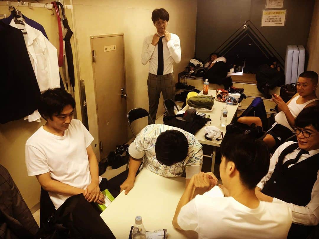 久保田和靖さんのインスタグラム写真 - (久保田和靖Instagram)「#中年男共がたわいもなくシンプル腕相撲をして時間を潰している。  #昔ロケでホームレスみたいな人が暇つぶしは口笛と言ったのを思い出した。  もしもこれが生き地獄なのであれば あの世は天国であるのだろうか」9月8日 18時27分 - kubotakazunobu