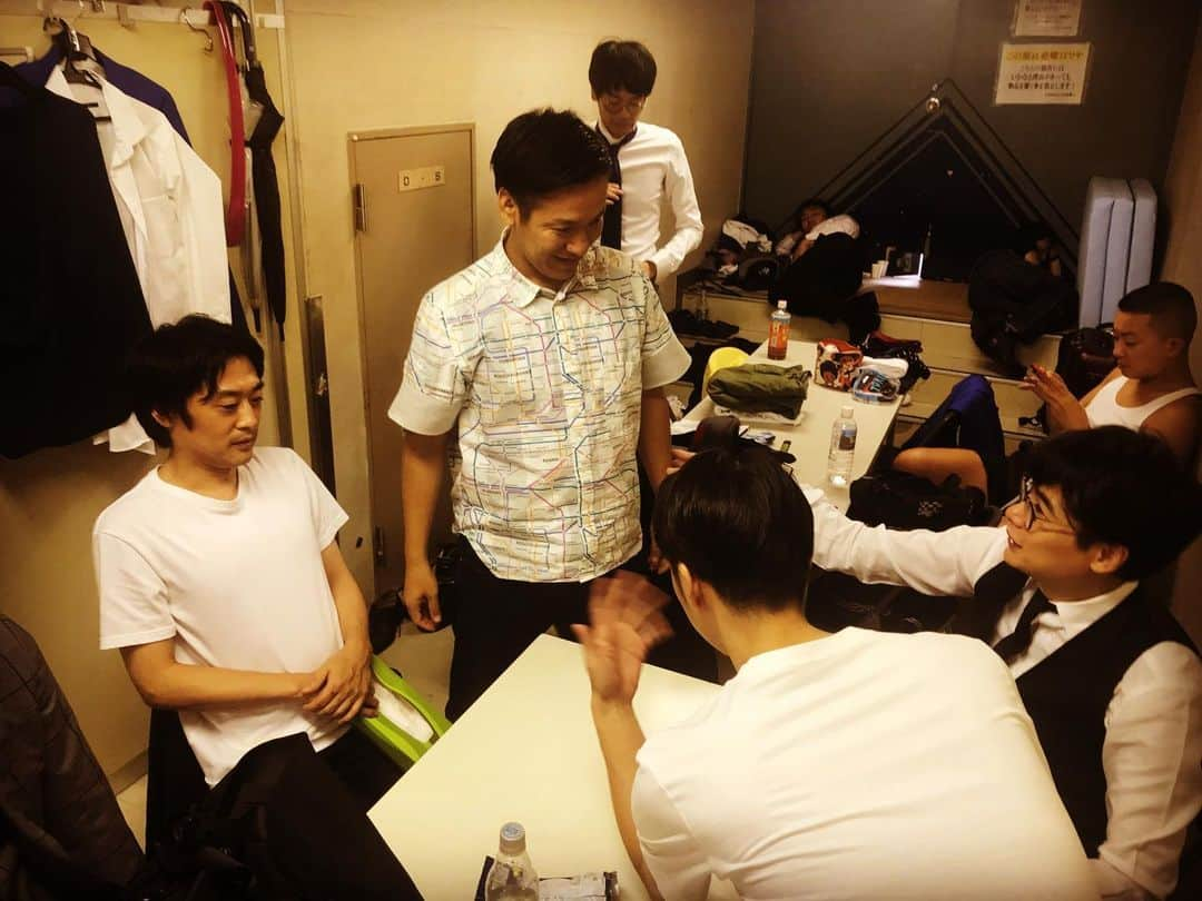 久保田和靖さんのインスタグラム写真 - (久保田和靖Instagram)「#中年男共がたわいもなくシンプル腕相撲をして時間を潰している。  #昔ロケでホームレスみたいな人が暇つぶしは口笛と言ったのを思い出した。  もしもこれが生き地獄なのであれば あの世は天国であるのだろうか」9月8日 18時27分 - kubotakazunobu