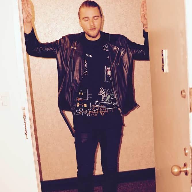 Showtekのインスタグラム：「It’s Sunday and you think you made it back home .」
