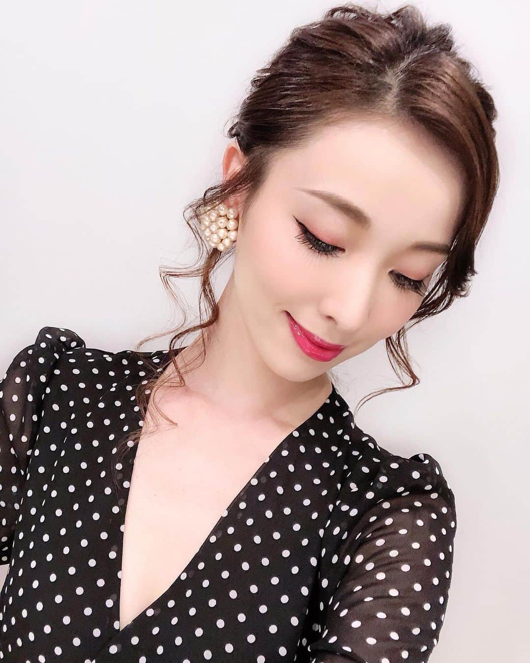 瀬戸早妃さんのインスタグラム写真 - (瀬戸早妃Instagram)「ひさびさにアップスタイルの﻿ ヘアアレンジしたよ🧡﻿ ﻿ くるりんぱと三つ編みだけの﻿ 3分アレンジ♫﻿ 髪の毛の引き出し方がうまくなると﻿ 手がこんだアレンジにみえるよ🥰﻿ . ☑︎dress @montresorsaki ﻿ #hairarrange #ヘアアレンジ #くるりんぱ #三つ編み #アップスタイル #綺麗目アップ #おでかけヘア #コテ巻き #montresor #montresorsaki  #モントレゾール」9月8日 18時28分 - plievesaki
