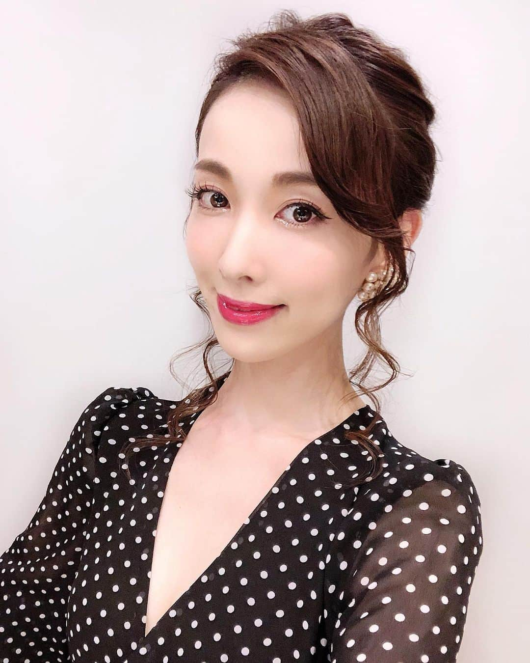 瀬戸早妃さんのインスタグラム写真 - (瀬戸早妃Instagram)「ひさびさにアップスタイルの﻿ ヘアアレンジしたよ🧡﻿ ﻿ くるりんぱと三つ編みだけの﻿ 3分アレンジ♫﻿ 髪の毛の引き出し方がうまくなると﻿ 手がこんだアレンジにみえるよ🥰﻿ . ☑︎dress @montresorsaki ﻿ #hairarrange #ヘアアレンジ #くるりんぱ #三つ編み #アップスタイル #綺麗目アップ #おでかけヘア #コテ巻き #montresor #montresorsaki  #モントレゾール」9月8日 18時28分 - plievesaki