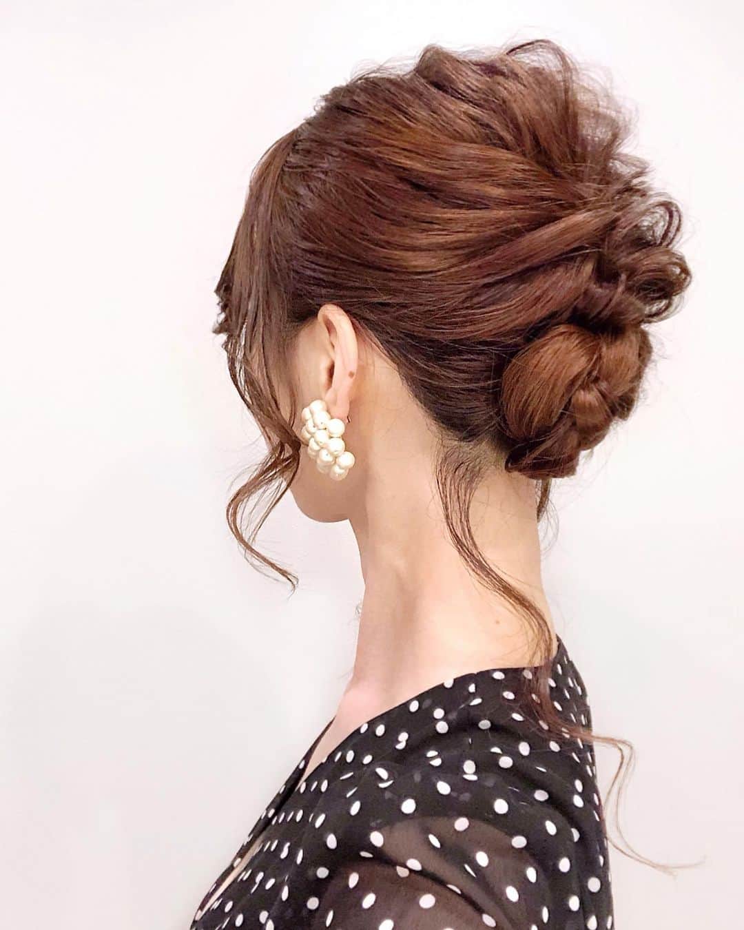 瀬戸早妃さんのインスタグラム写真 - (瀬戸早妃Instagram)「ひさびさにアップスタイルの﻿ ヘアアレンジしたよ🧡﻿ ﻿ くるりんぱと三つ編みだけの﻿ 3分アレンジ♫﻿ 髪の毛の引き出し方がうまくなると﻿ 手がこんだアレンジにみえるよ🥰﻿ . ☑︎dress @montresorsaki ﻿ #hairarrange #ヘアアレンジ #くるりんぱ #三つ編み #アップスタイル #綺麗目アップ #おでかけヘア #コテ巻き #montresor #montresorsaki  #モントレゾール」9月8日 18時28分 - plievesaki