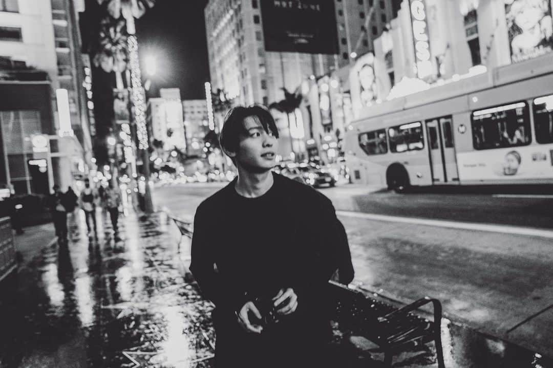 小林亮太さんのインスタグラム写真 - (小林亮太Instagram)「明日 夜 20時からの﻿ 「スカッとジャパン」﻿ 出演させていただいてます。﻿ ﻿ ファミリースカッと。よければ、ぜひ。﻿ ﻿ ﻿ 台風が関東には近づいてますね、、﻿ ﻿ 雨風も今回のかなり激しいみたいで﻿ 夜中から明け方にかけてが特にと。﻿ 交通機関も乱れそうなので、会社や学校の皆さん、気をつけてくださいね。﻿ ﻿ 週の始まりの月曜日。明日のお仕事、﻿ 個人的にもの凄く気合いが入ってます。いろんな意味で眠れる気がしません、、﻿ ﻿ 台風一過で、晴れ男になって闘ってきます！！﻿ ﻿ ﻿ #明日は屋内でのお仕事です﻿ #写真はこちらのインスタ初のモノクロ #inLA ﻿ #色んな本を今跨いでしまっているので﻿ #日によって読んでるものが違うのですが﻿ #昨日持っていたのは友人から借りている﻿ #対岸の彼女 #角田光代 ﻿」9月8日 18時38分 - ryota_kobayashi_official