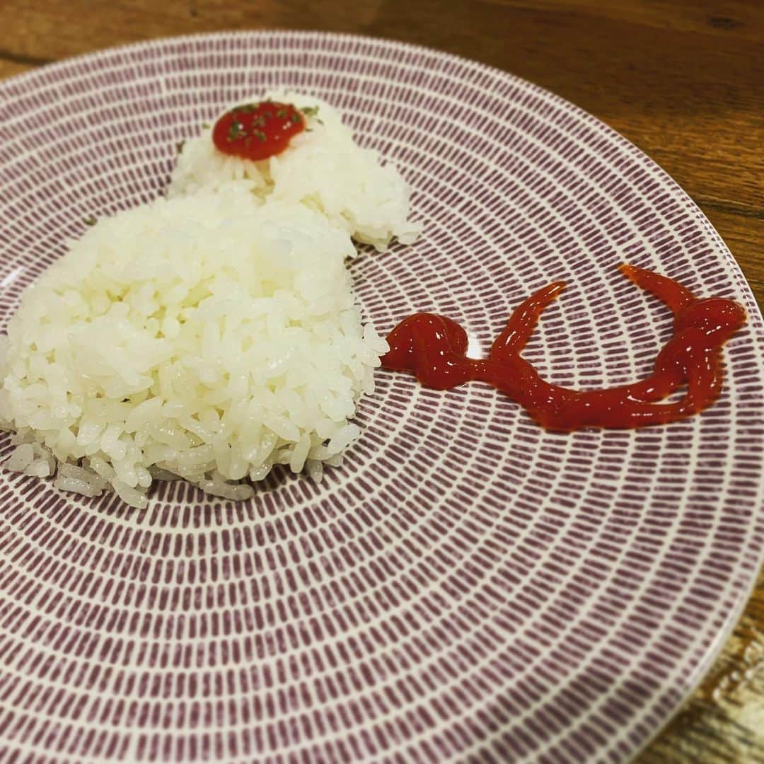 安倍吉俊のインスタグラム：「タマゴ( •~•)が突然オシャレにご飯をよそい出してどうしていいやら」