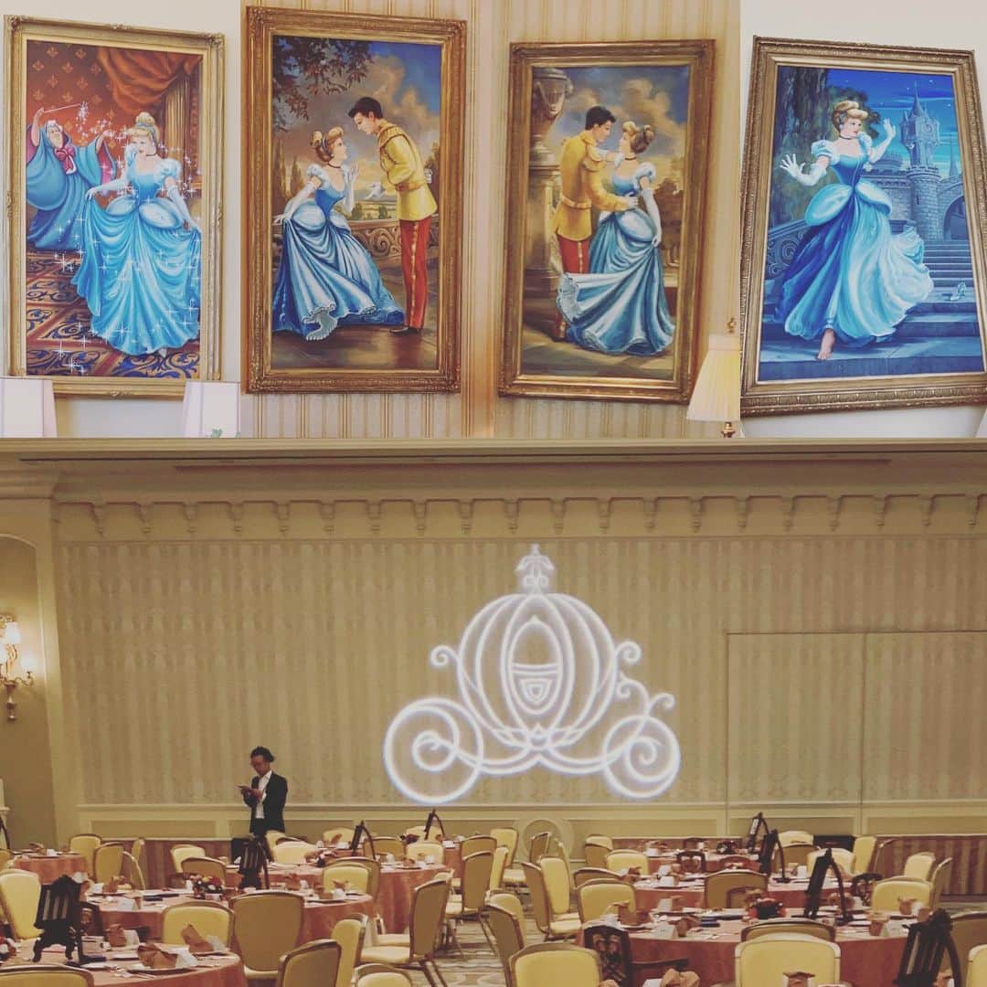 のインスタグラム：「#東京ディズニーランドホテル 様にてパーティの #余興 で #マジックショー  4枚のシンデレラの絵と可愛いライティング、、幸せな時間でした。 ご覧いただいた皆様、ありがとうございました😊 #シンデレラドリーム」
