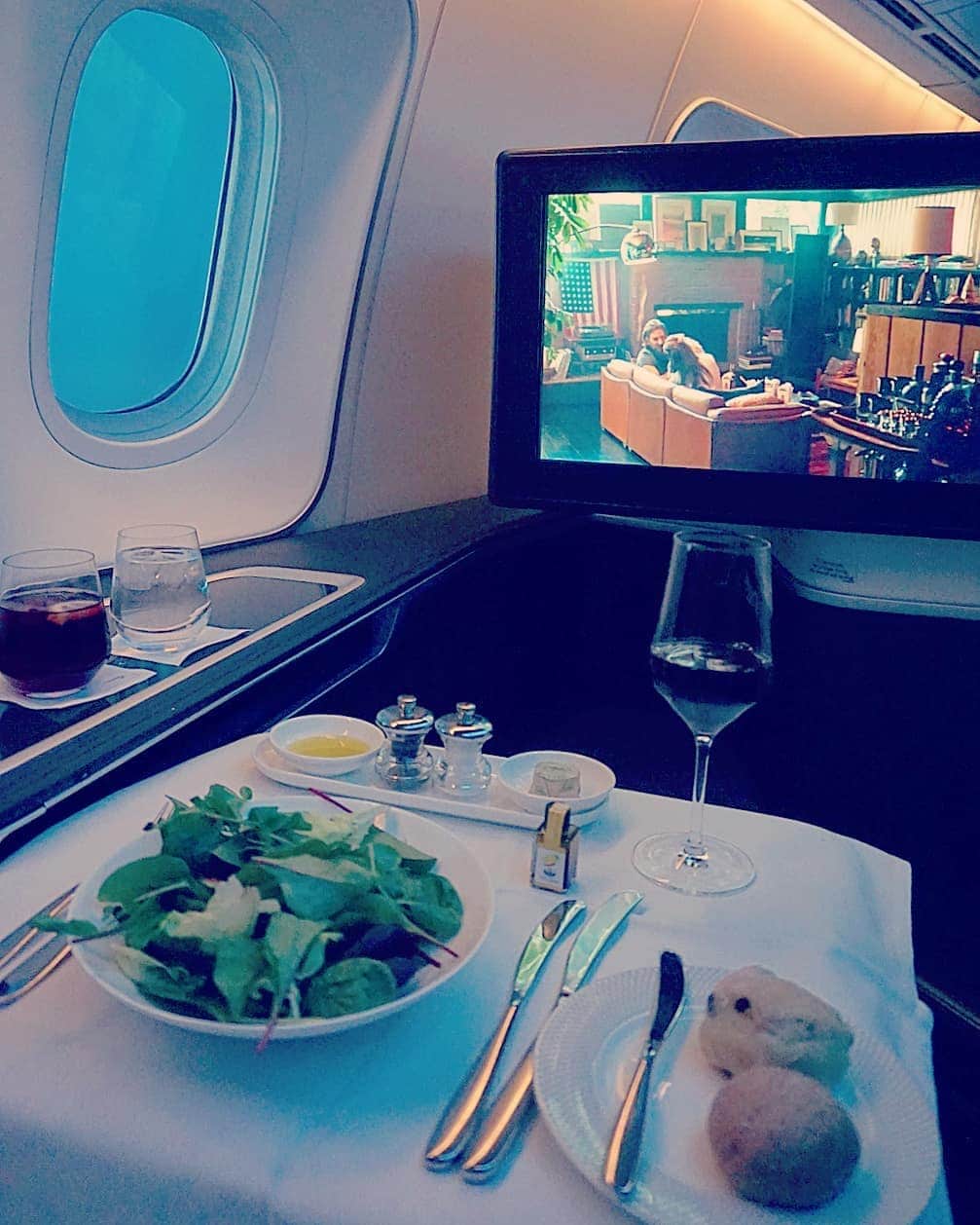 のインスタグラム：「毎回毎回、コース料理ばっかり飽きる💦 高級なご飯が別にめっちゃ美味しいわけでもないし、いつも一口味見して終わり👋 美味しい！と思ったのは、グリーンの葉っぱだったり🌱 インスタントラーメン恋しくなるし🍜 自分の作ったご飯が一番美味しいし🍳 結局たどり着くのはそこ！ . #4回目の世界一周 #ファーストクラスで世界一周 . #ブリティッシュエアウェイズ #ファーストクラス#BritishAirways #firstclass #ファーストクラスラウンジ #世界一周航空券 #ワンワールド #機内食 #旅 #海外旅行 #海外 #海外一人旅 #トランカー #旅スタグラム #旅スタグラマー #タビジョ #旅したくなるフォト #海外好きな人と繋がりたい #女一人旅  #旅行記録 #プロトラベラー #世界一周 #旅行好きな人と繋がりたい #飛行機好きな人と繋がりたい #飛行機 #旅行好きな人と繋がりたい #女子旅 #バックパッカー じゃないよ」