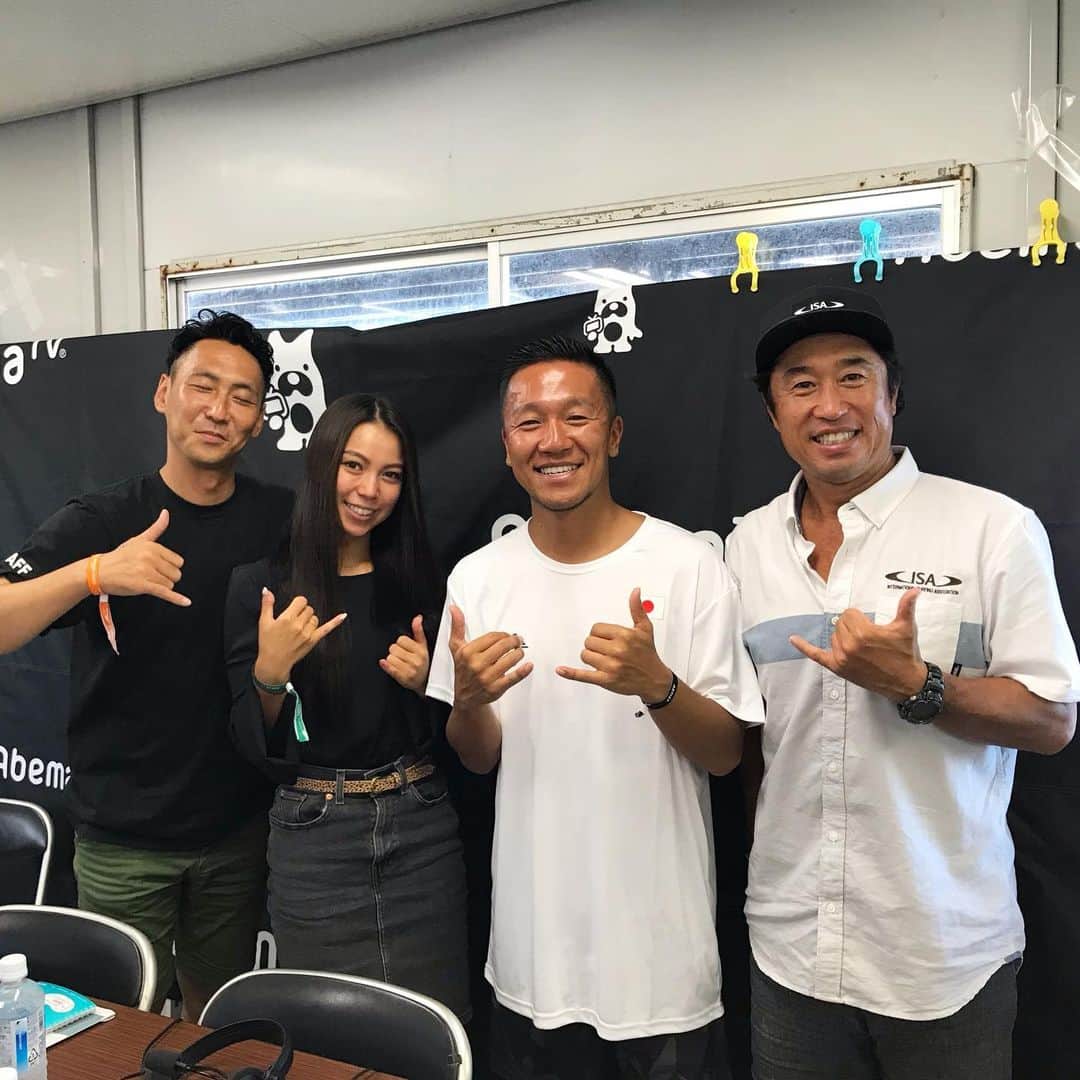 のインスタグラム：「昨日から宮崎県木崎浜で行われている 2019 ISA WORLD SURFING GAMES  過去最多の55ヶ国が参加し、東京2020オリンピックに出場する為の大事な試合。 そんな素晴らしい機会に解説として参加させて頂いています🎤 2日目の今日も素晴らしいライディングの連続で、素晴らしいスコア連発。 明日も今から楽しみです🌟 そして今日は、スペシャルゲストに @microfromdeftech が来て下さいました✨ 明日も白熱した戦いを…🔥 お時間ある方は是非チェックして下さい！ #波乗りジャパン #isasurfing #tokyo2020」