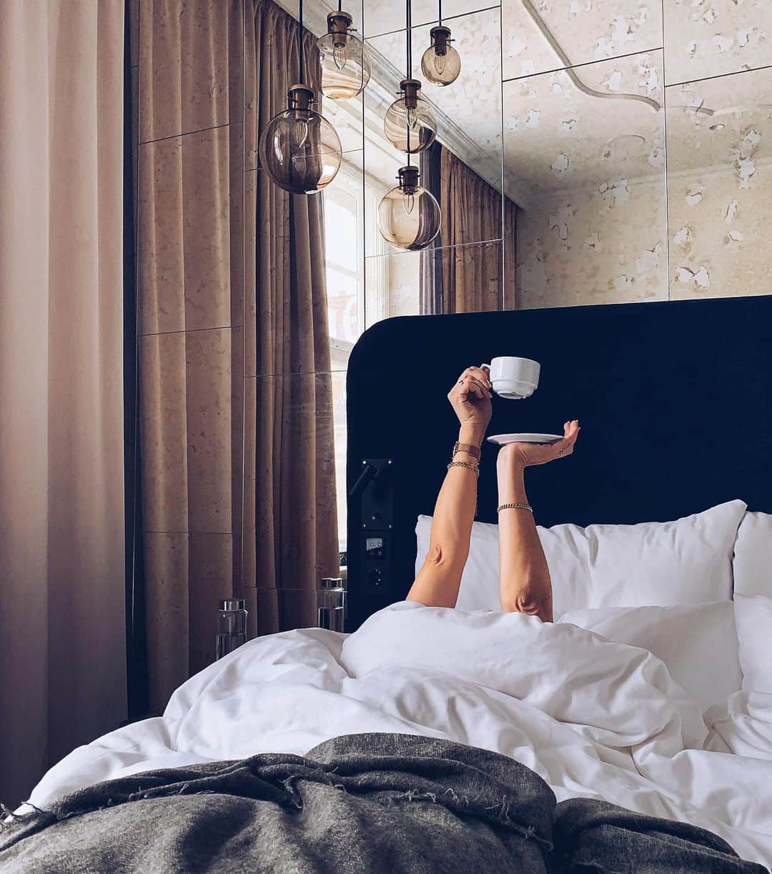 のインスタグラム：「God formiddag ☕️ Jeg elsker sene morgener, og kaffe servert på sengen 👌🏼 Det er hverdagsluksus for meg!  Vi koser oss i Oslo, og @amerikalinjen lever absolutt opp til forventningene 🙌🏼 Fantastisk hotell!! Hva er hverdagsluksus for deg? Håper søndagen blir fin! Klem fra Inger-Lise 💋」