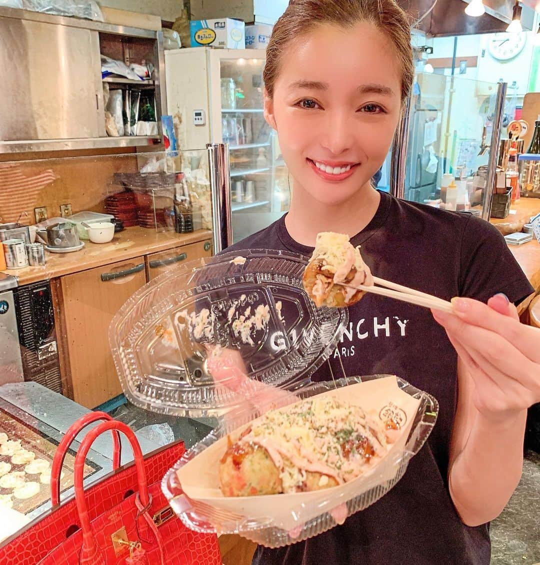 濱野りれさんのインスタグラム写真 - (濱野りれInstagram)「I really have the urge for eating Takoyaki!! So I came to 'Gindako' 🐙 'Isn't it good that I worked out hard today?? ' I convinced myself and I cram carbohydrates into my mouth...🤤 I realized once again the food which is fresh out of the kitchen is the best💕 - - 無性にたこ焼きが食べたくなって 銀だこへ🐙 今日はいっぱい運動したからいいよね？いっか❣️と勝手に納得させて炭水化物をぱくり🥺 おいしいい🤣💗 やっぱり出来立てって最高ー❤️ - - #gindako#takoyaki#takoyakiballs #japanese_food#tokyofoodie#tokyolife#tokyoeats#melbourneeats#melbournefood#melbournefoodie  #銀だこ#たこ焼き#b級グルメ」9月8日 18時59分 - riregram