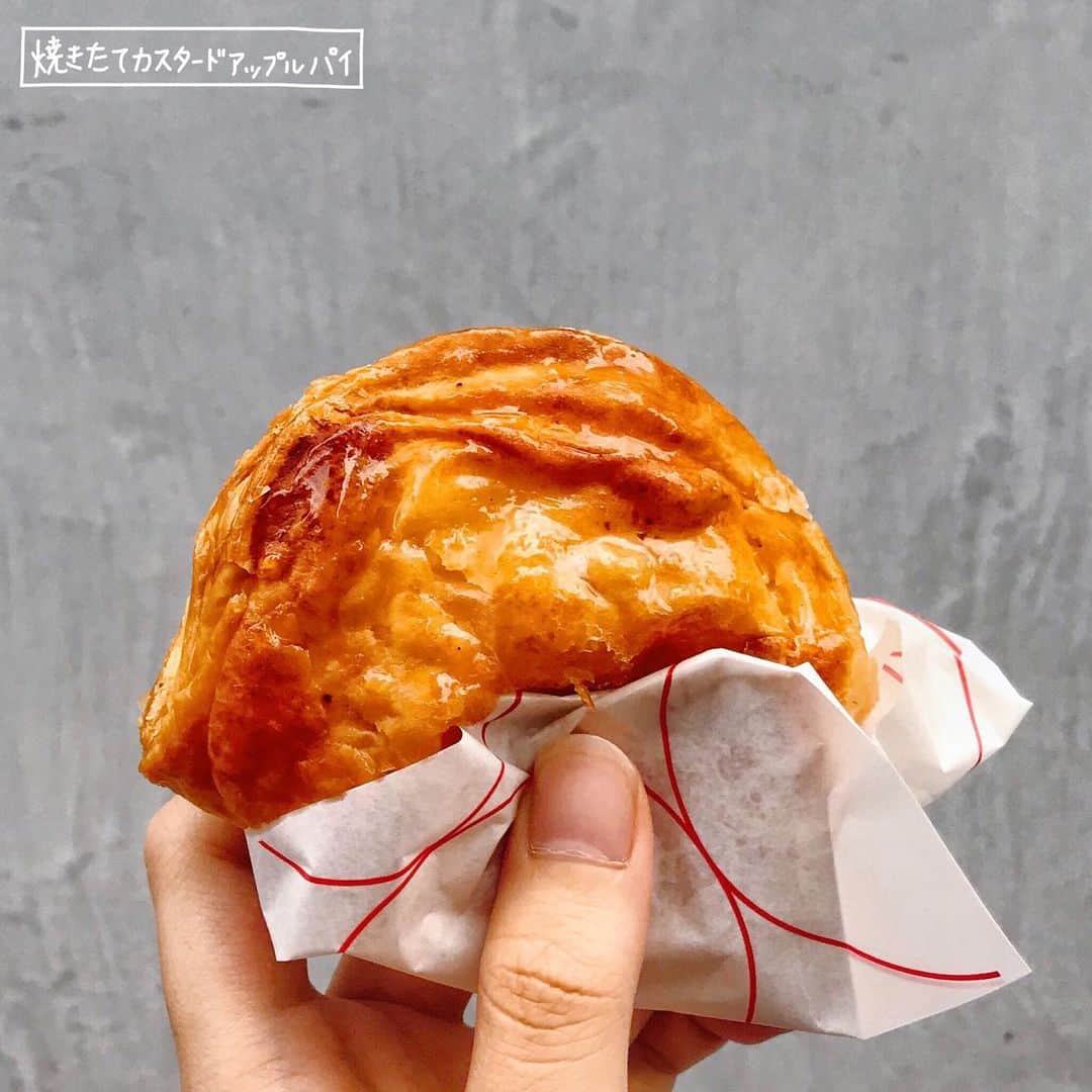 4foodie, for foodieさんのインスタグラム写真 - (4foodie, for foodieInstagram)「📍️Tokyo, Japan RINGO / 焼きたてカスタードアップルパイ / ¥399 美味程度(おいしさ)：🌕️🌕️🌕️🌗🌑 環境衛生(店内環境)：TAKE OUT 服務態度(サービス度)：TAKE OUT 再訪意願(リピート率)：🌕🌕🌕🌗🌑 🗺京東京都豊島区南池袋1-28-2 JR池袋駅 1F 🚇池袋駅 東口 ☎03-5911-7825 ⏰10:00～22:00 🍽2019.09.08 食用 💡補充💡每次經過都覺得好香，終於購入的蘋果派🍎拿到手上就像剛出爐熱騰騰的！裡面包了蘋果和卡士達醬，外皮非常的酥脆一咬掉滿地的那種😂而且奶油的味道非常的香🤤卡士達醬讓整個派吃起來不會很乾也綜合了甜味👌🏻9/2還推出了無花果口味的蘋果派，期間限定一個月有興趣的可以買來吃吃看😋 #4foodie #4foodieinjapan #Tokyo #ikebukuro #applepie #japan #RINGO #日本 #東京 #池袋 #アップルパイ #蘋果派 #東京グルメ #日本美食 #池袋美食 ©版權所有，不得轉載copyrights reserved」9月8日 19時02分 - 4foodie