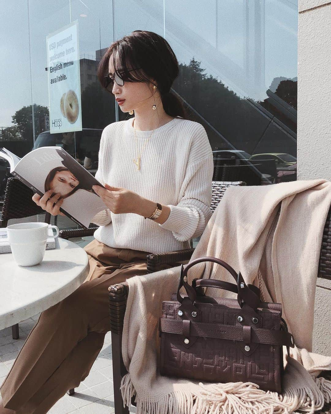 柳橋唯さんのインスタグラム写真 - (柳橋唯Instagram)「先日のパーティーで出会った @longchamp のバッグ。 絶妙なカラーと型押しモノグラムに一目惚れ。 「自立し、自由なスピリットを持ち、世界中を飛び回り、人生を謳歌する女性を表現」というワードに共感。  やっぱり自由でいる事は何よりも強いし、楽しい。 子育てしてたって、仕事が忙しくたって、何かに追われていたって、心を自由にする事はいつだって出来る。 歳も関係ない。  自分の人生、まるで旅するように、いつだって楽しく新しい事にチャレンジしたい。 このバッグと一緒に。  #longchamplavoyageuse#ロンシャン#PR」9月8日 19時06分 - yui.yanagihashi