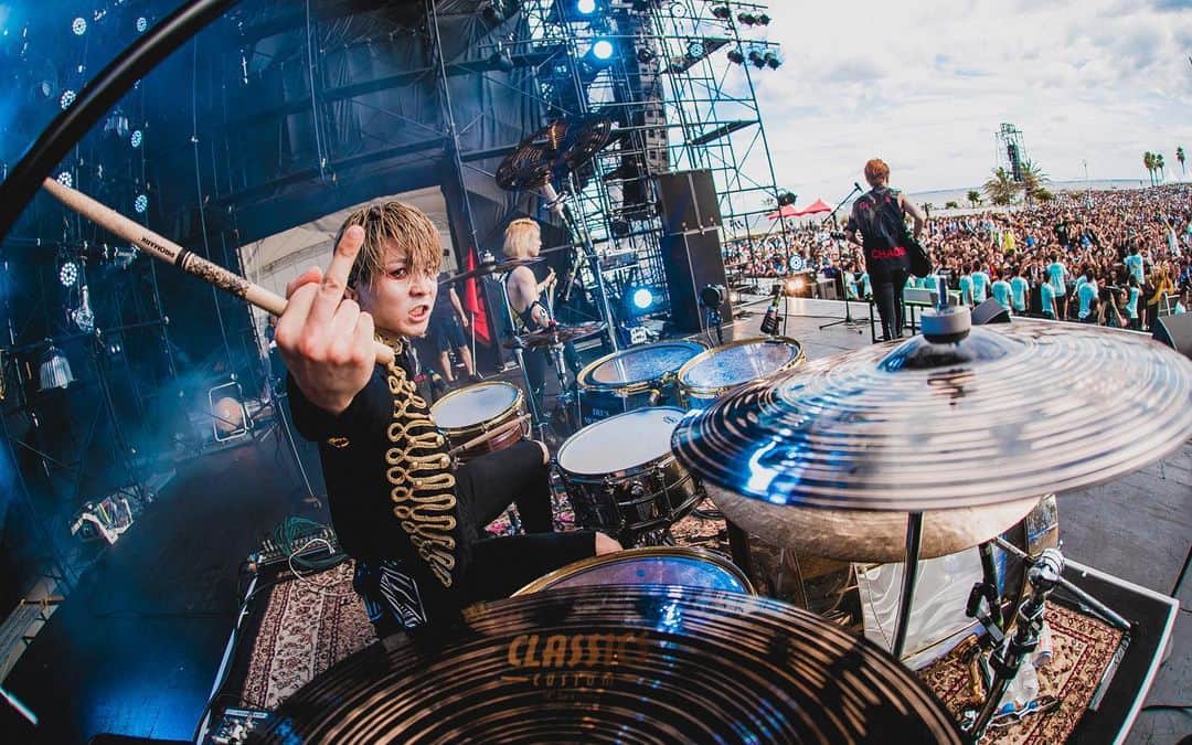 Tatsuya Amanoのインスタグラム：「‪Live at TREASURE05X 2019🇯🇵‬﻿ ﻿ ﻿ 暑かったけれど俺たちのLiveと君たちの熱気のアツさの方が余裕で勝ってたね💃🔥🕺﻿ ﻿ 9月26日にATF2019で名古屋に帰って来るので、Zepp Nagoyaでまたお会いしましょう！ ﻿ Photo by @yamada_mphoto」