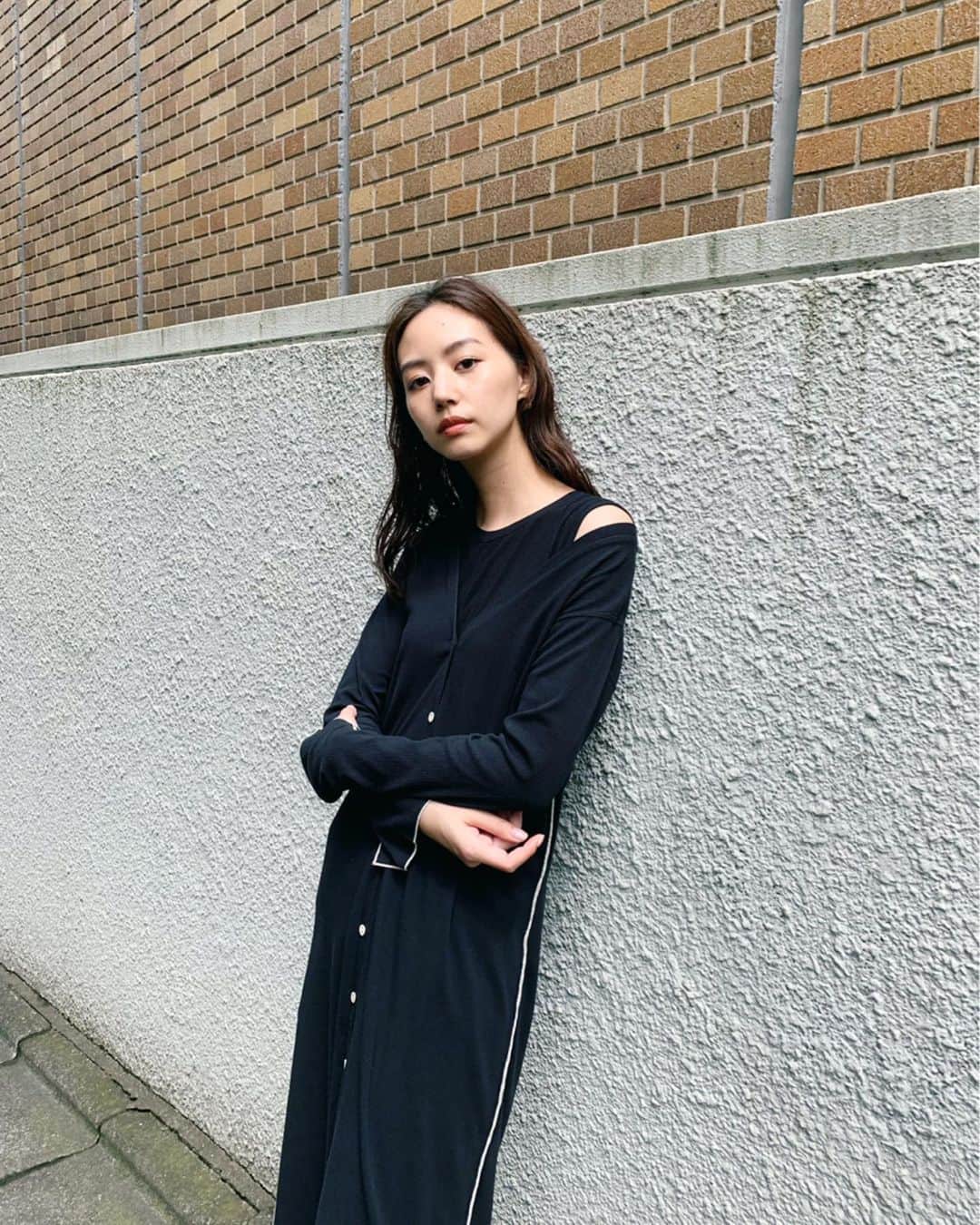 Shiho Sasakiのインスタグラム：「今の時期にちょうど良い 薄手knitのsetup❣️ パンツとレイヤードしても可愛かったよ👖 これから台風が来るみたいですね🌀 皆さまお気をつけて🙏 #MOUSSY#MOUSSYSNAP」