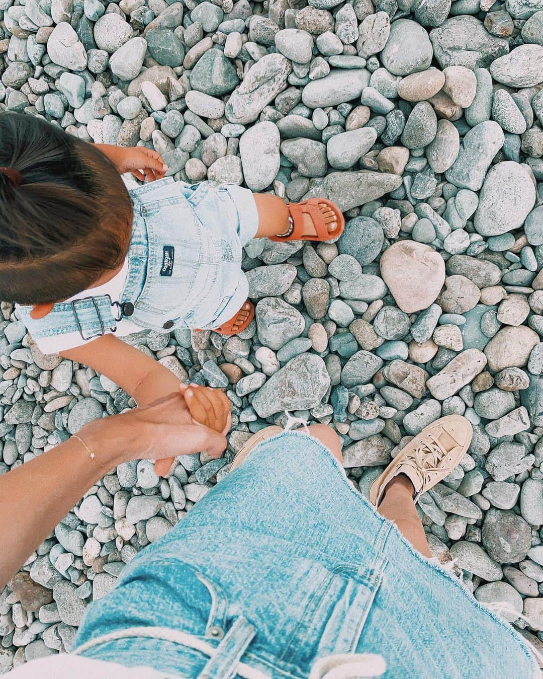 -LIFE IS FUN-さんのインスタグラム写真 - (-LIFE IS FUN-Instagram)「⋒ 👦🏽🤝👩🏽💘 #family #familyphoto #denim」9月8日 19時14分 - kiyoko1207